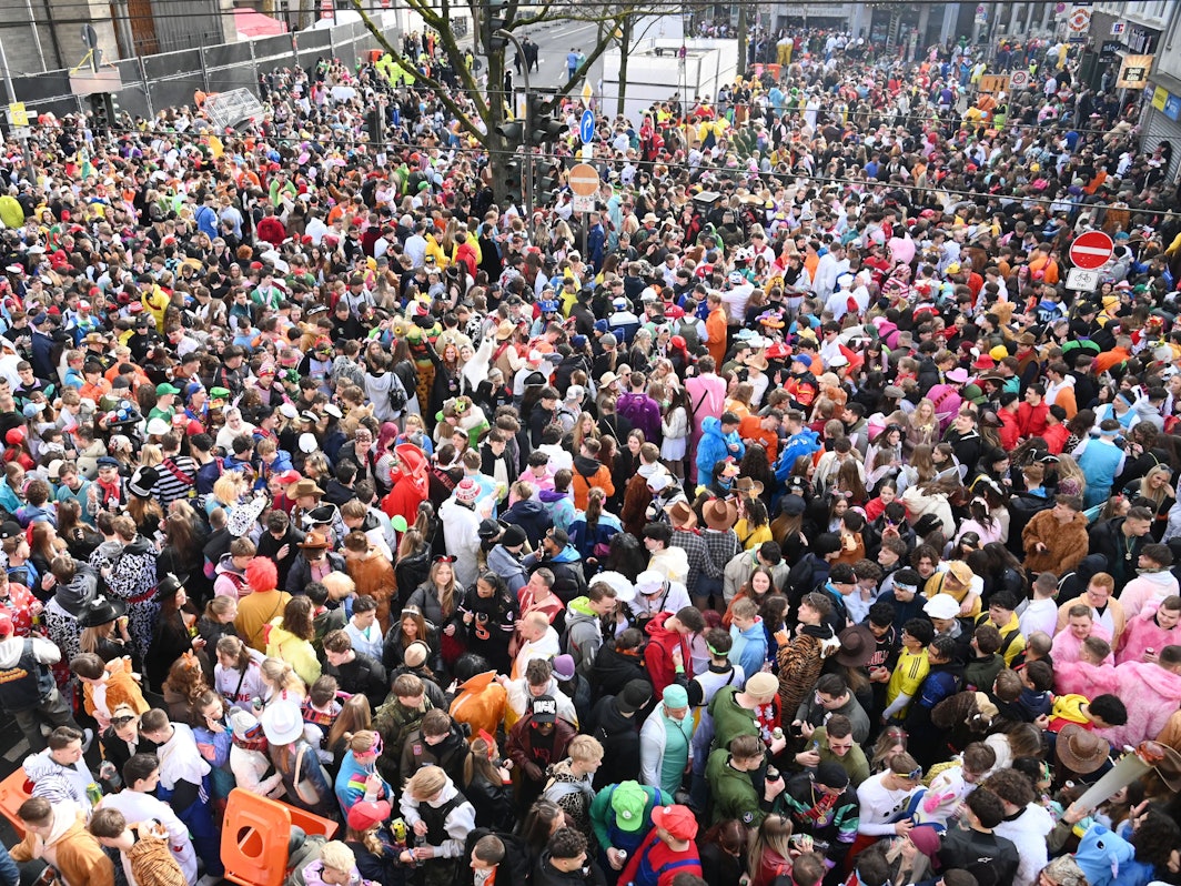 Der Blick von oben auf die Zülpicher Straße an Weiberfastnacht.