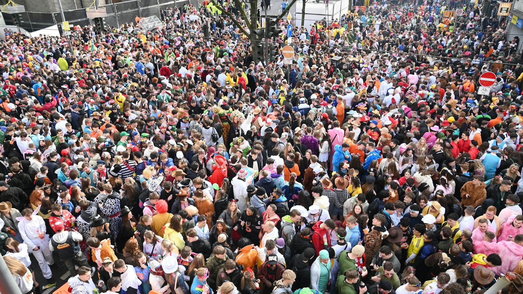 Weiberfastnacht auf der Zülpicher Straße.