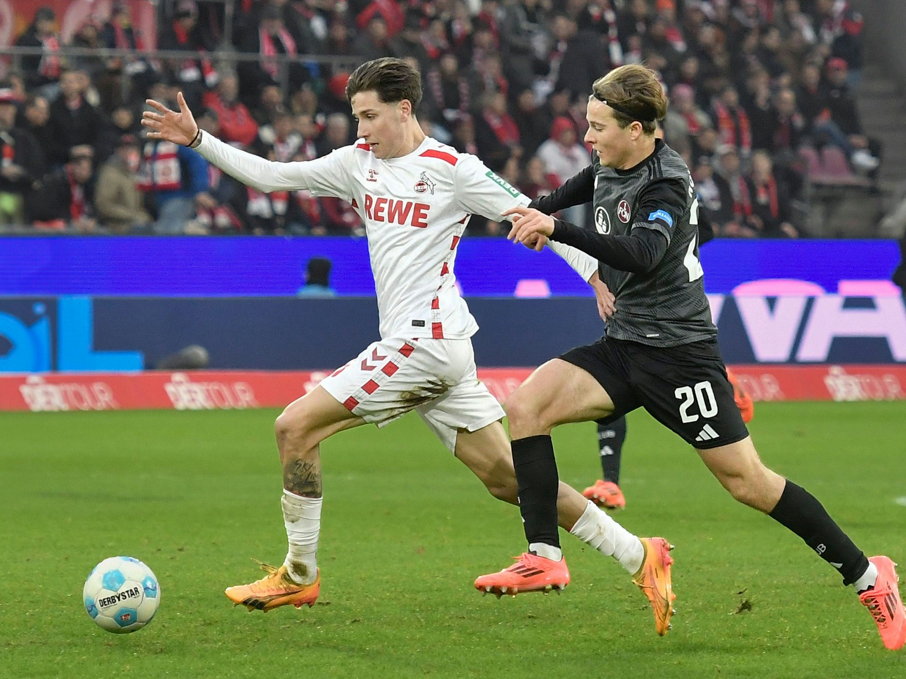 Denis Huseinbasic im Zweikampf mit Caspar Jander.