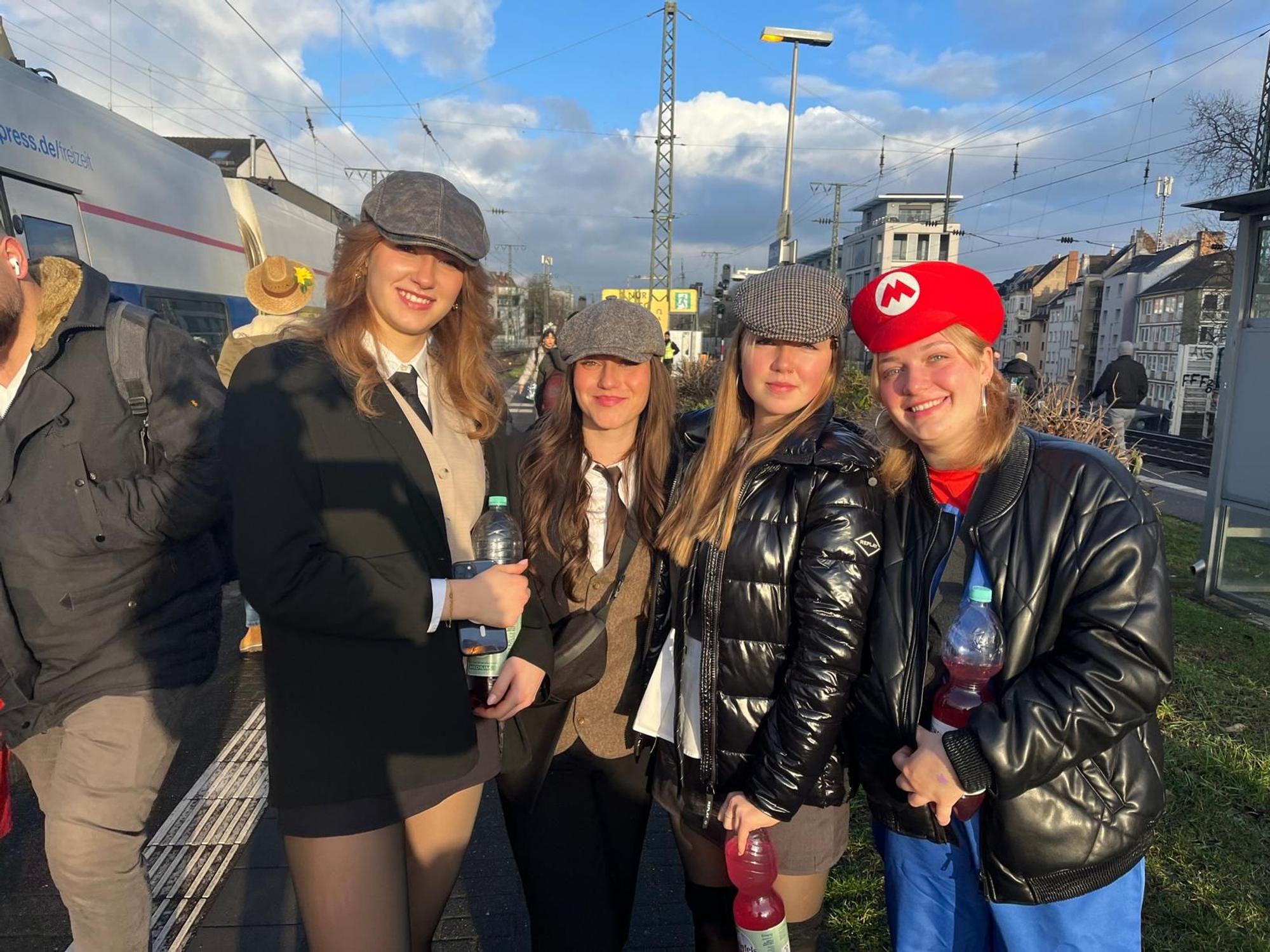 Vier verkleidete Frauen an Karneval in Köln.