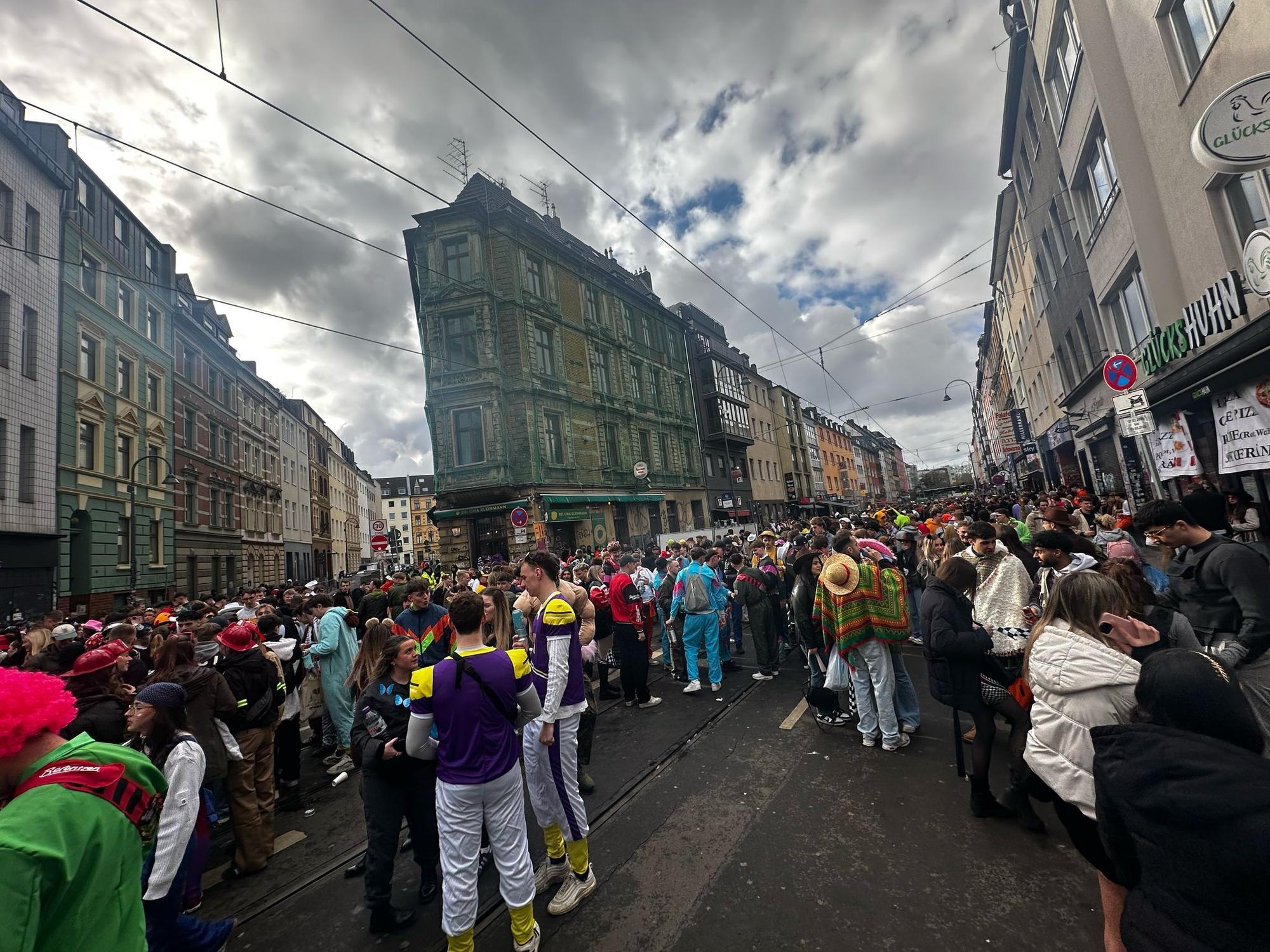 Es ist voll auf der Zülpicher Straße, aber in den Außenbereichen ist durchaus noch viel Platz.