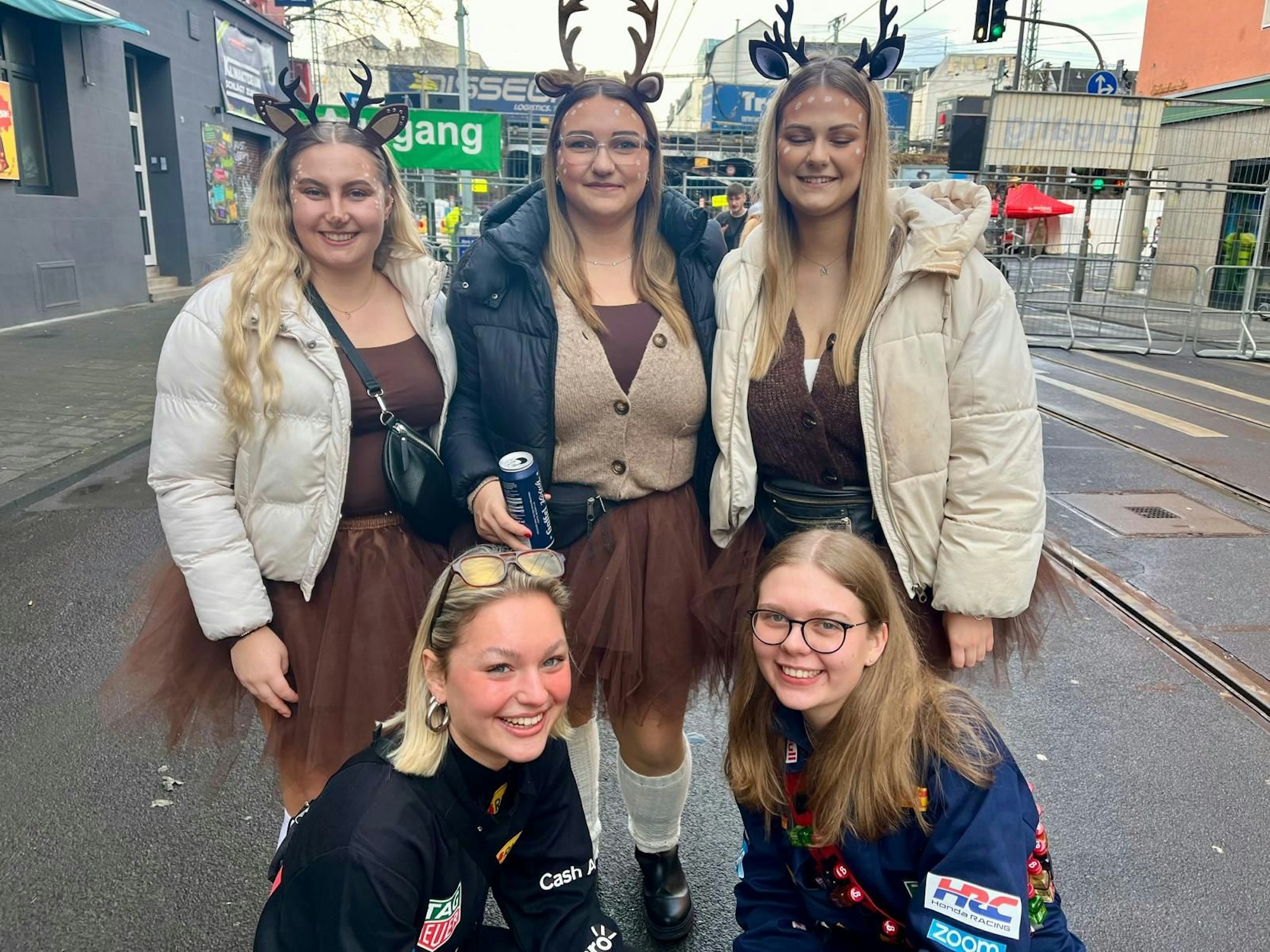 Frauengruppe als Rehe und Rennfahrerinnen und verkleidet an Karneval in Köln.