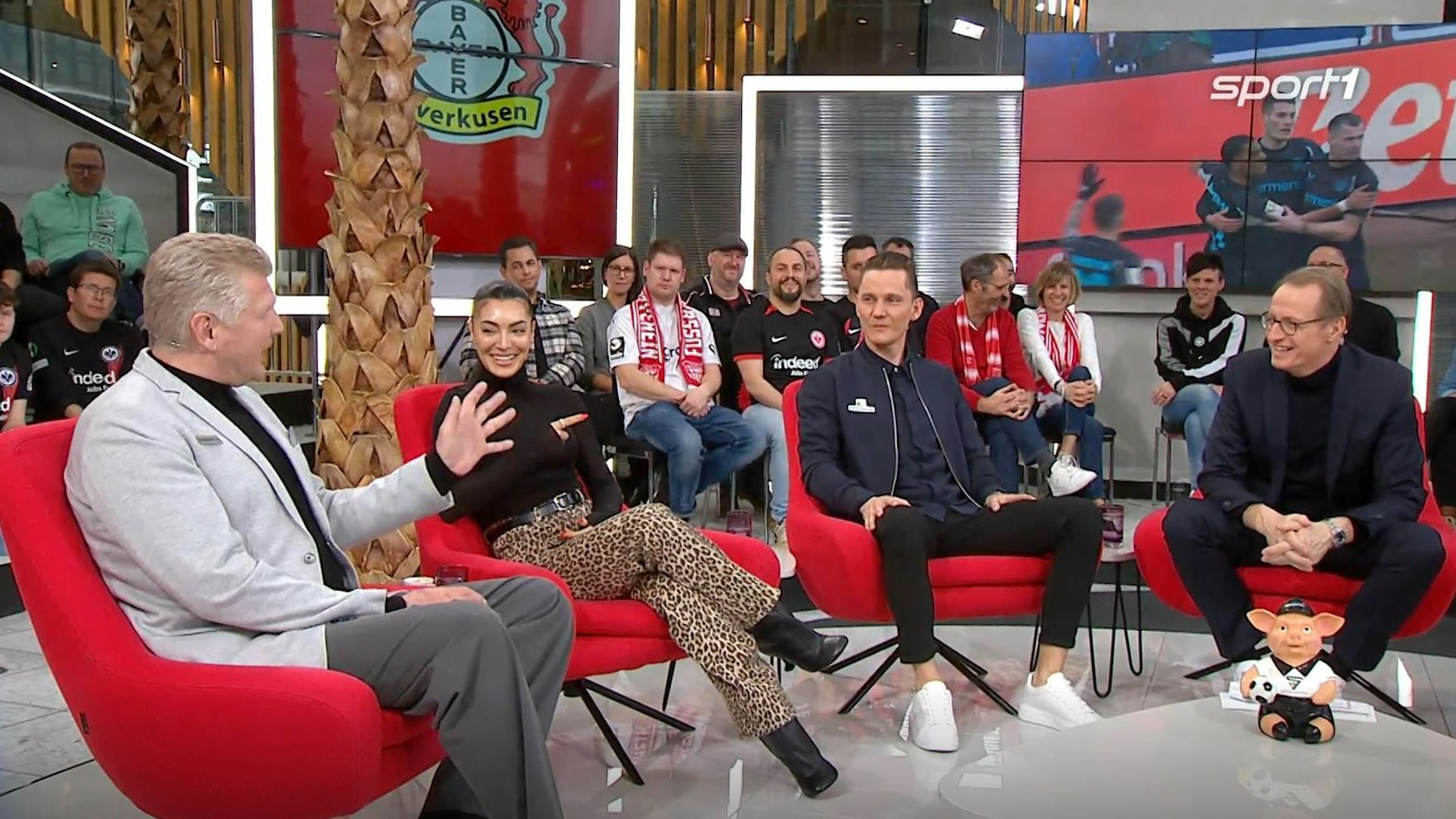 Valentina Maceri scherzt im Doppelpass mit Stefan Effenberg.
