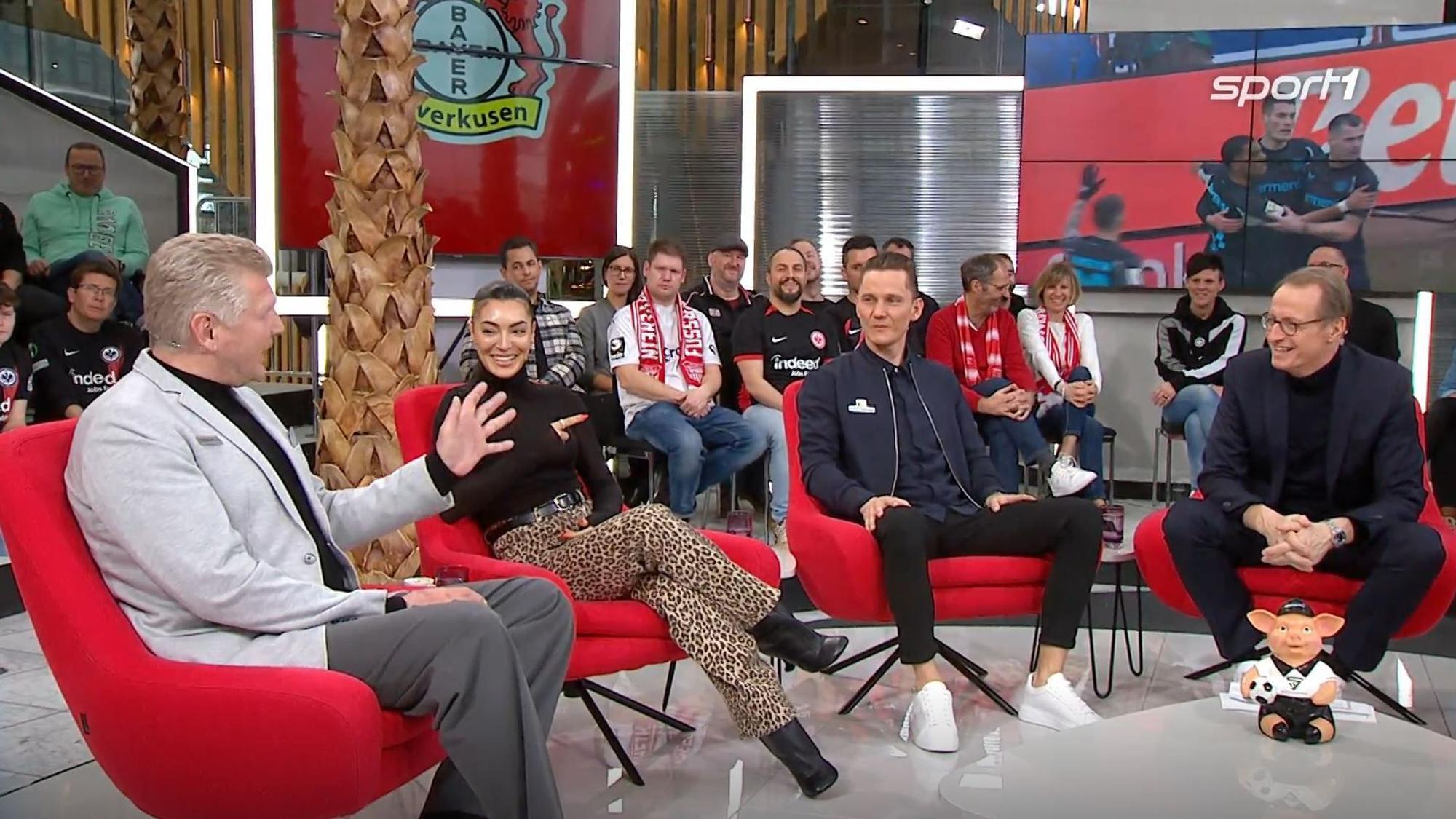 Valentina Maceri scherzt im Doppelpass mit Stefan Effenberg.