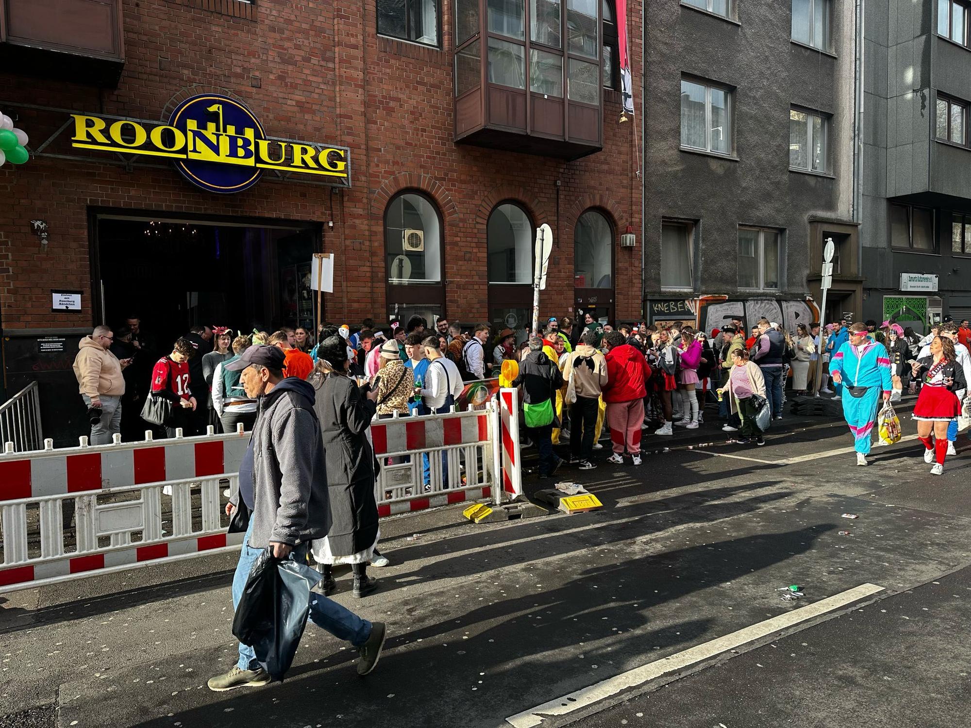 Lange Schlange vor der Roonburg in Köln an Weiberfastnacht.