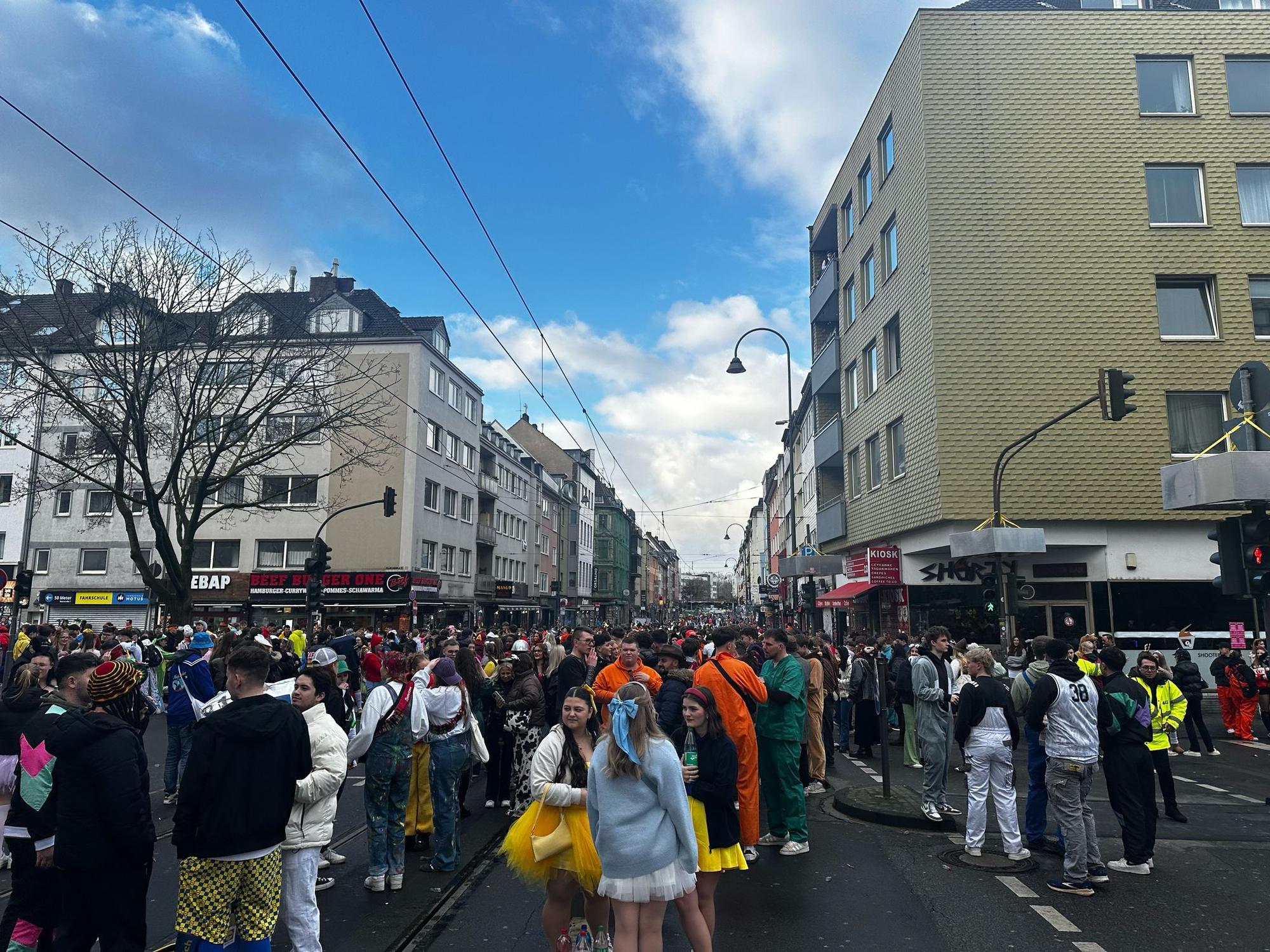 Viele Feiernde auf der Zülpicher Straße in Köln.
