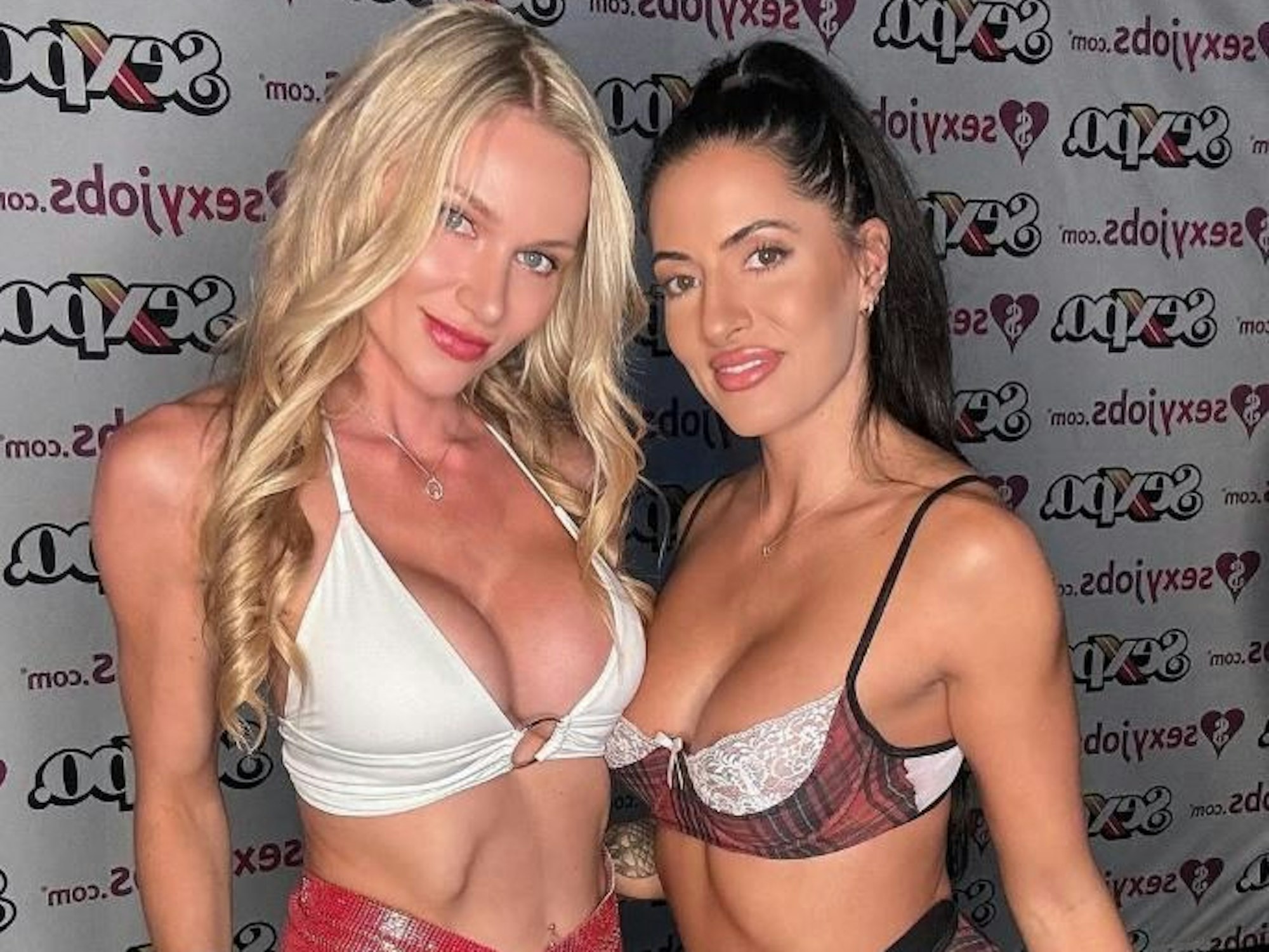 Erotikmodel Coco Bae (r,) mit Kollegin Daria Jelena