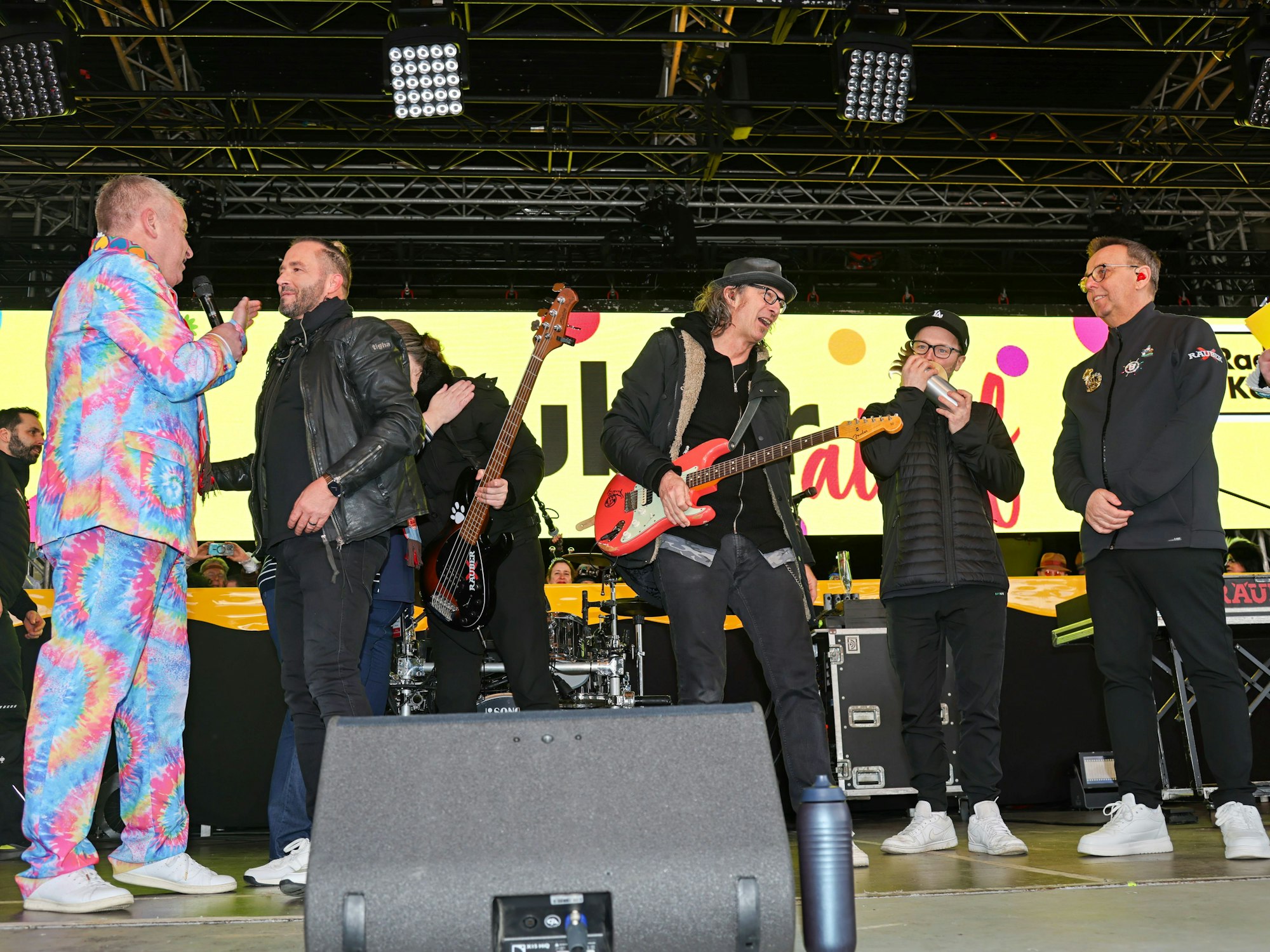 Die Räuber auf der Bühne mit dem Närrischen Oscar.