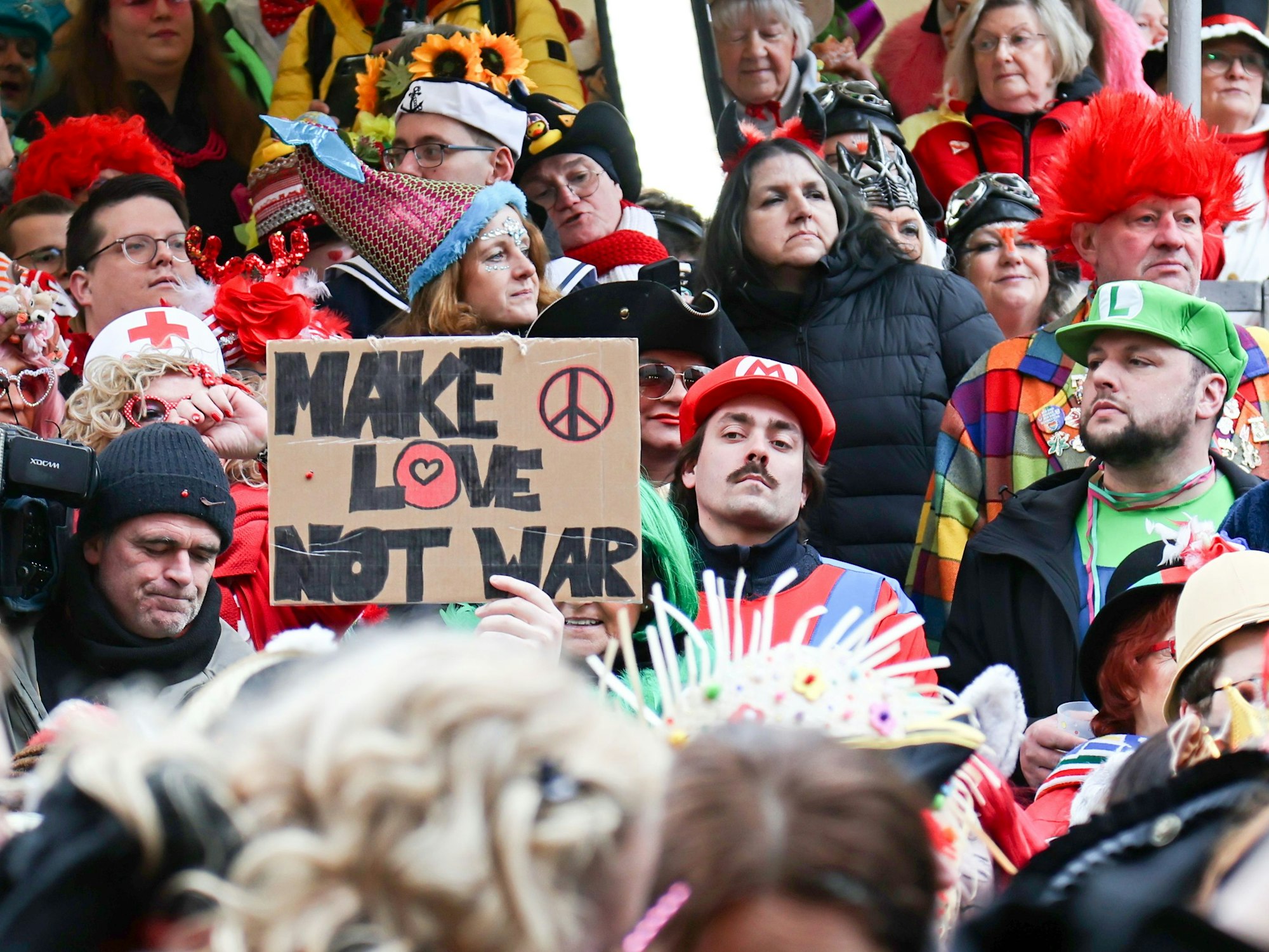 Jecke mit klarer Botschaft auf dem Schild.
