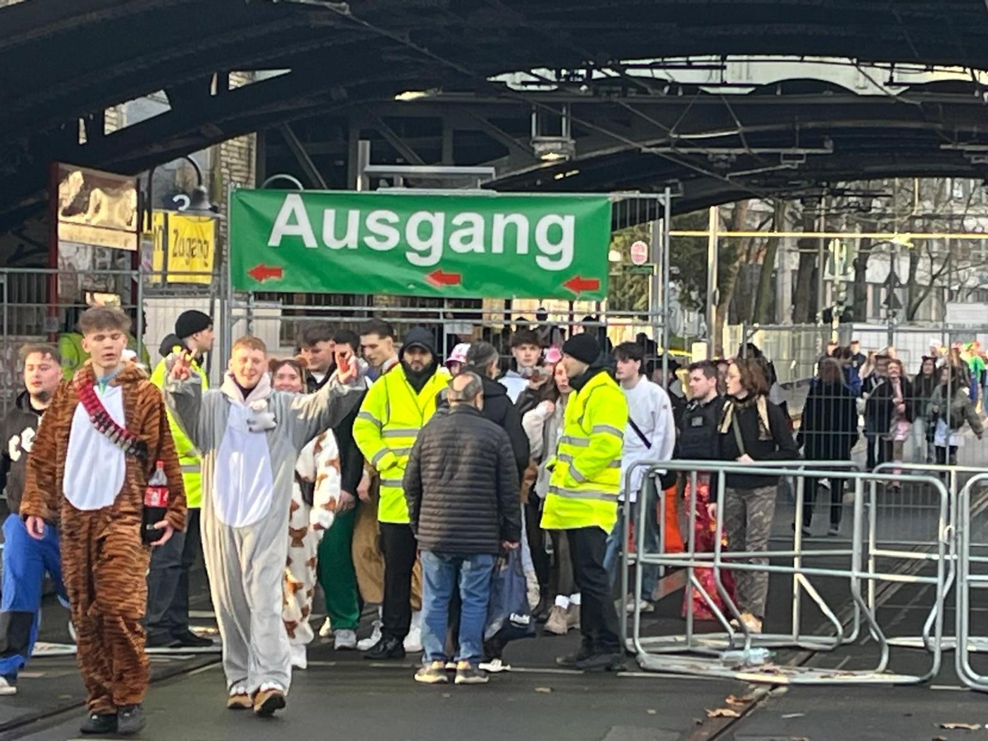 Viele Menschen am Ein- und Ausgang zur Zülpicher Straße in Köln.