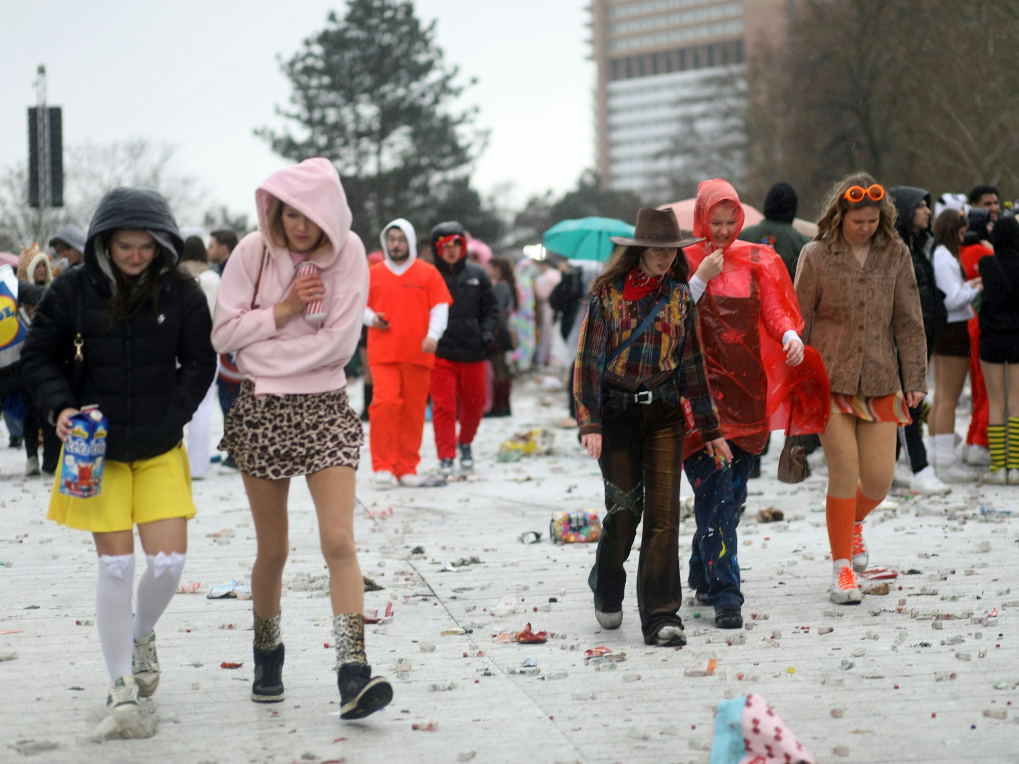 Menschen laufen über eine Wiese.