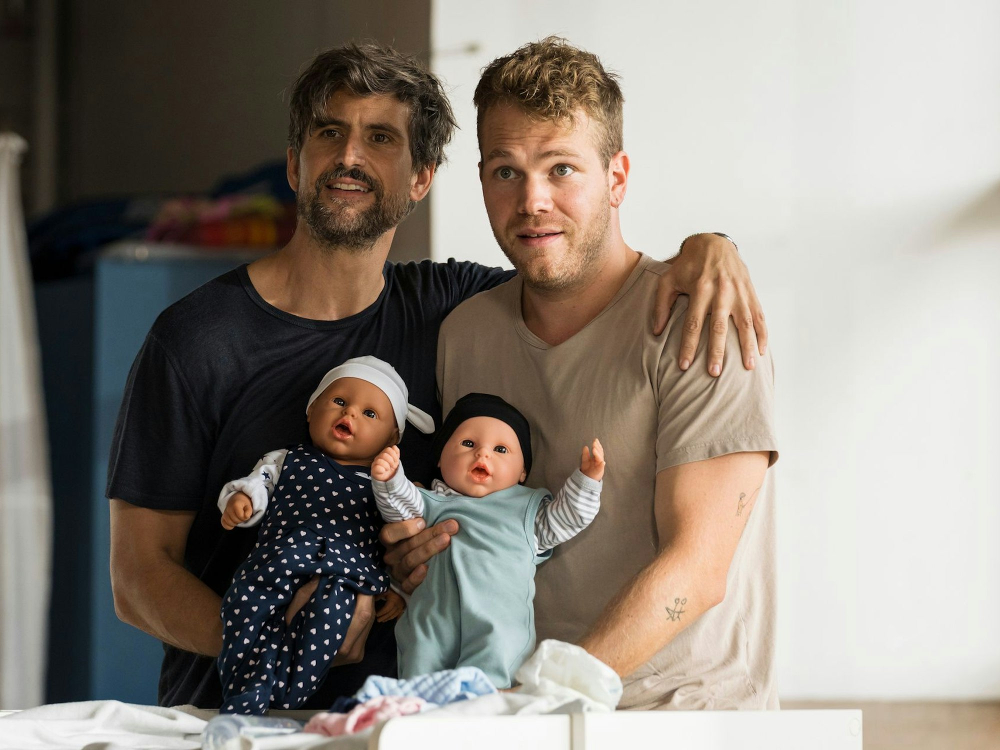 Guideon (Tom Beck, l.) und Julian (Ben Münchow, r.) im Crashkurs für werdende Väter