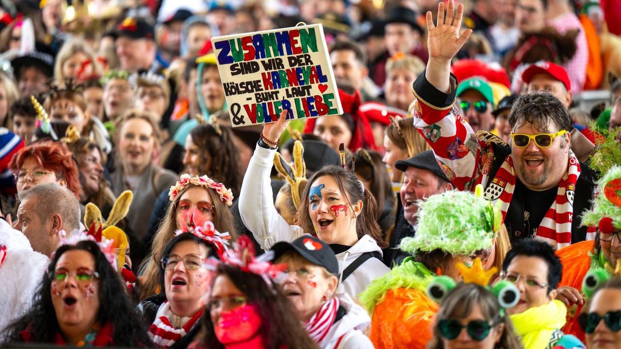 Verkleidete Menschen bei einer Karnevalsparty.