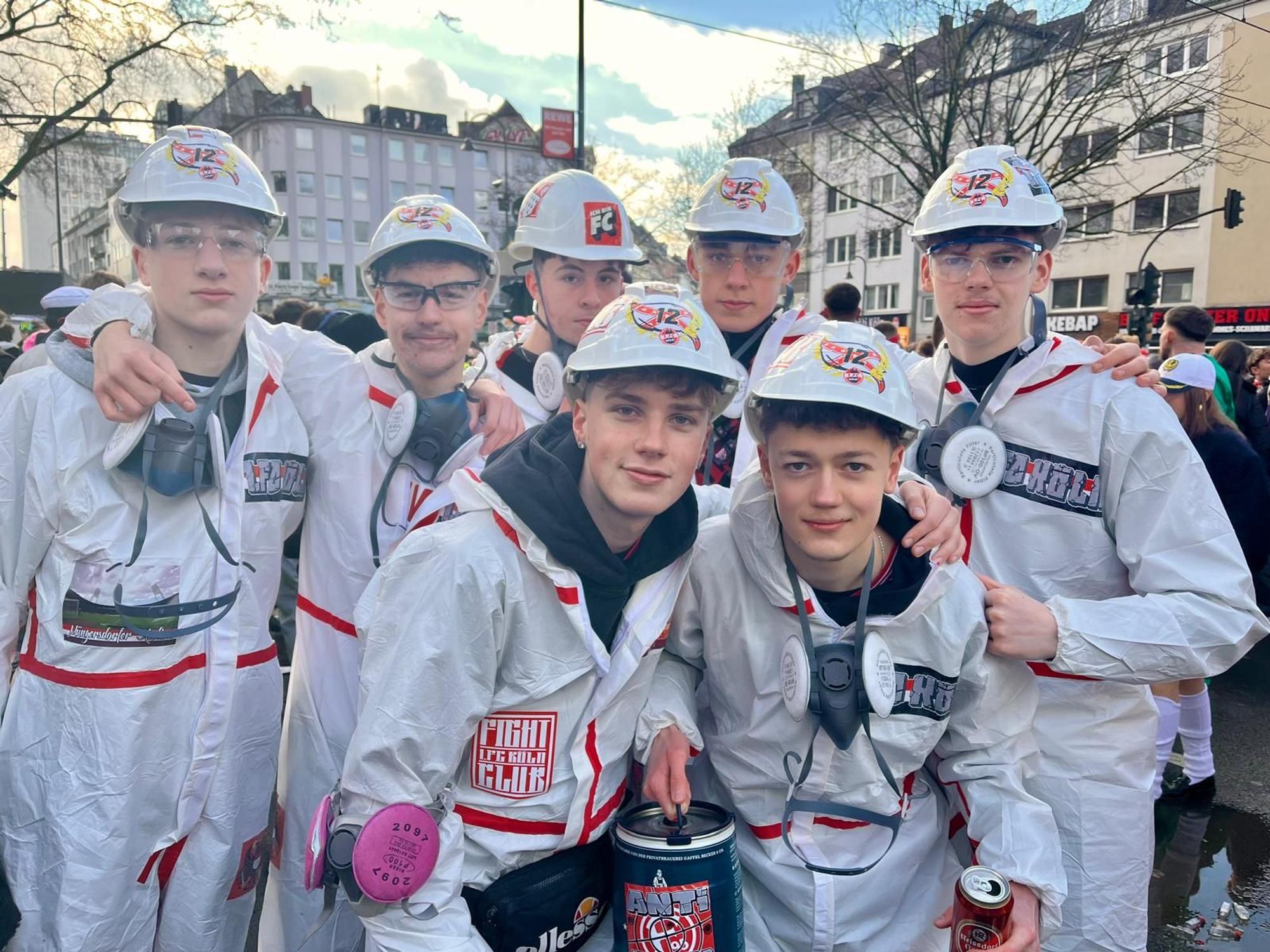 Freunde gehen verkleidet als Chemiker.