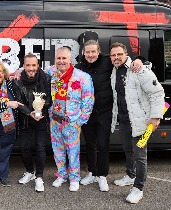 Die Räuber mit dem Närrischen Oscar am Bandbus.