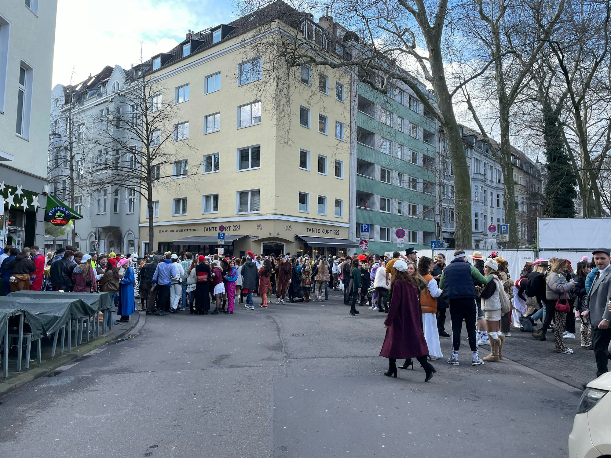 Jecke feiern Weiberfastnacht am Brüsseler Platz in Köln.