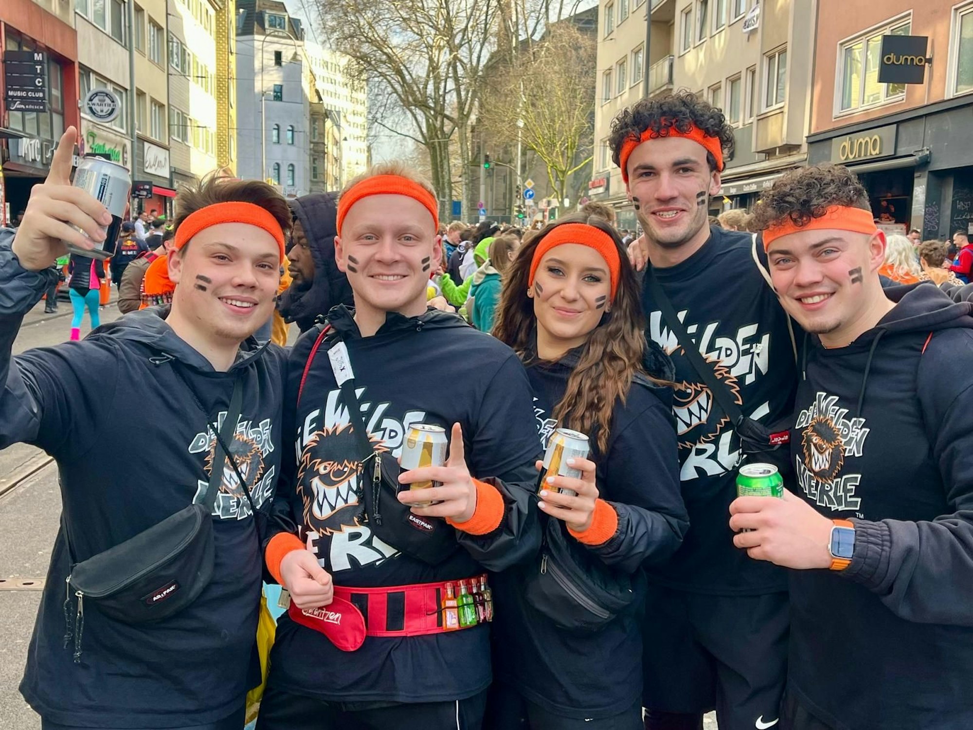 Fünf verkleidete Freunde als Wilde Kerle.