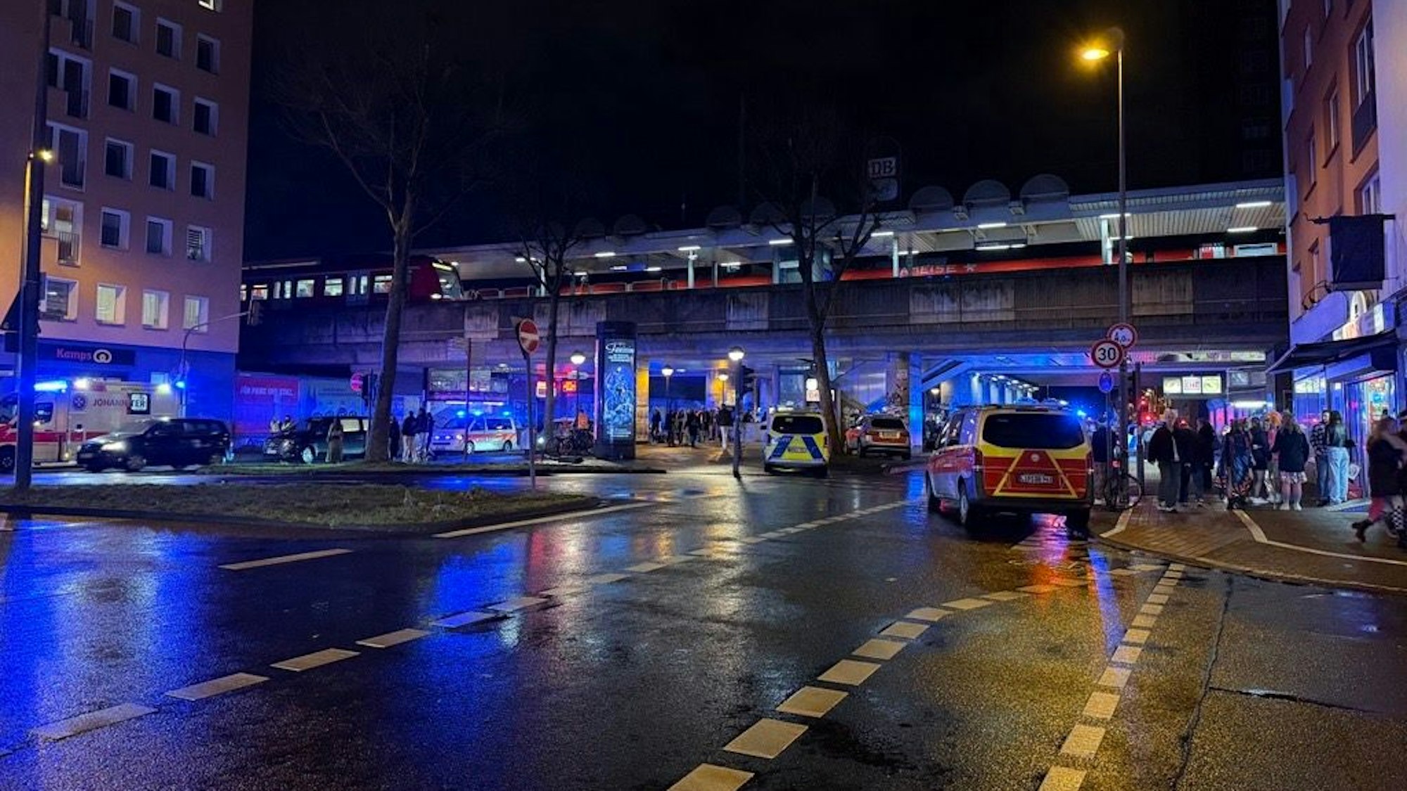 Polizeieinsatz an der Haltestelle Hansaring (Archivfoto)