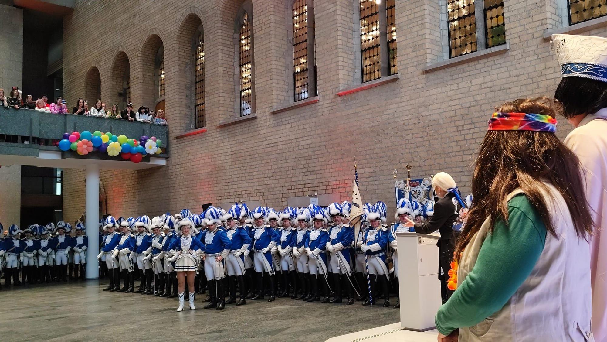 OB Henriette Reker (r.) empfängt im Rathaus die Blauen Funken.