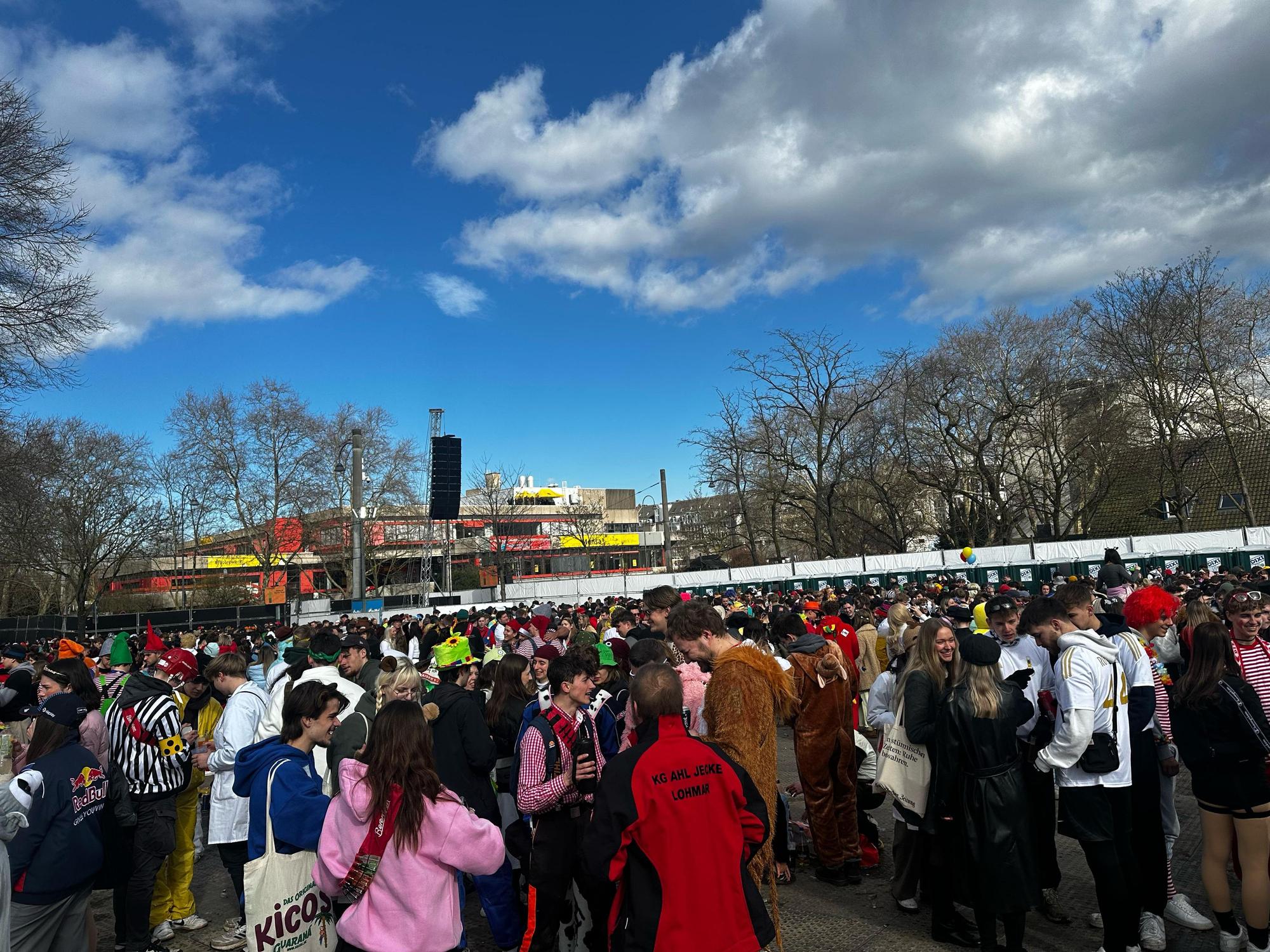 Menschen auf der Ausweichfläche an der Uniwiese in Köln.