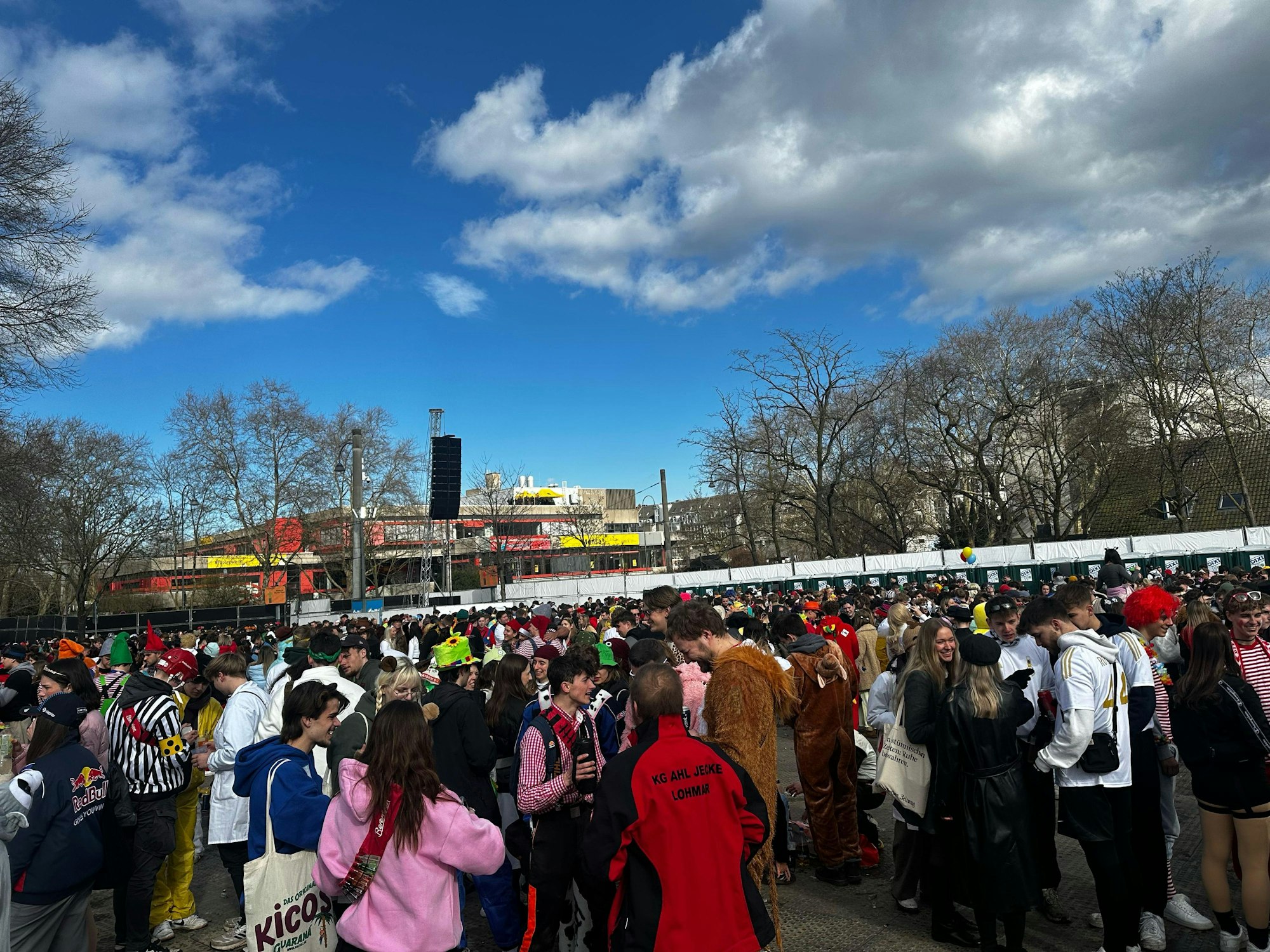 Menschen auf der Ausweichfläche an der Uniwiese in Köln.