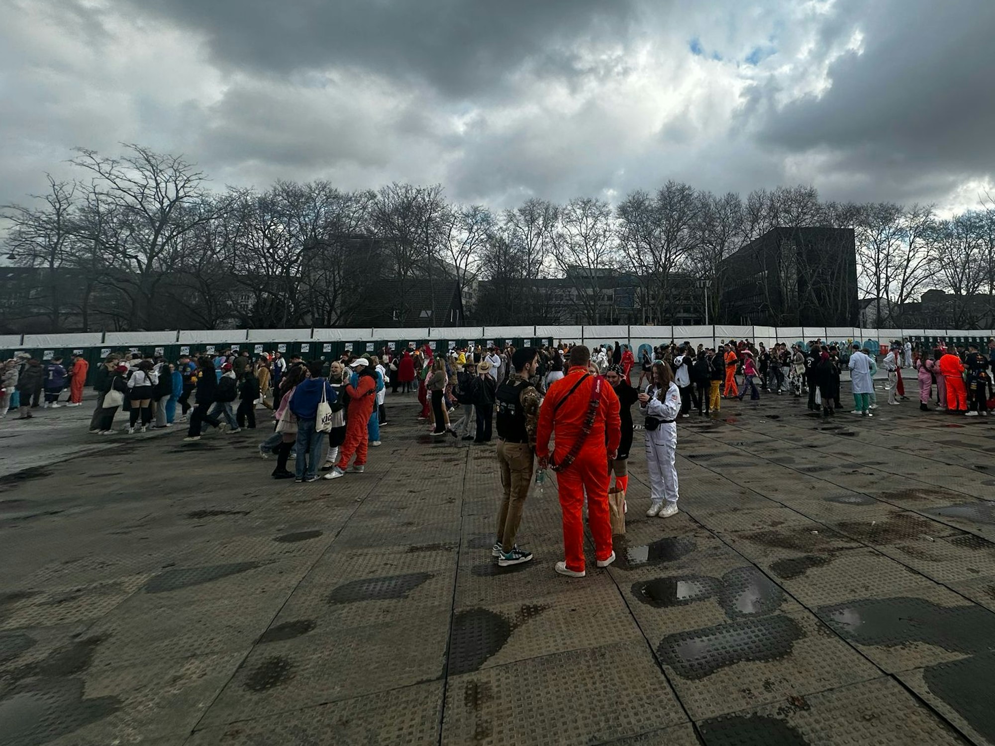 Die Ausweichfläche an der Kölner Uniwiese ist gegen 10.30 Uhr noch recht leer.
