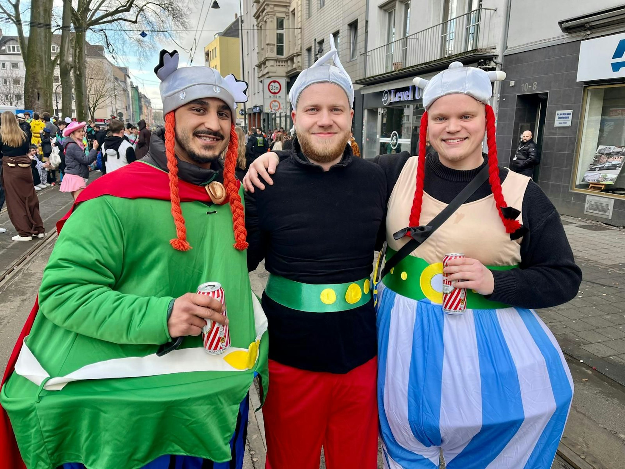 Die drei Freunde mit Asterix-Kostümen in Köln.