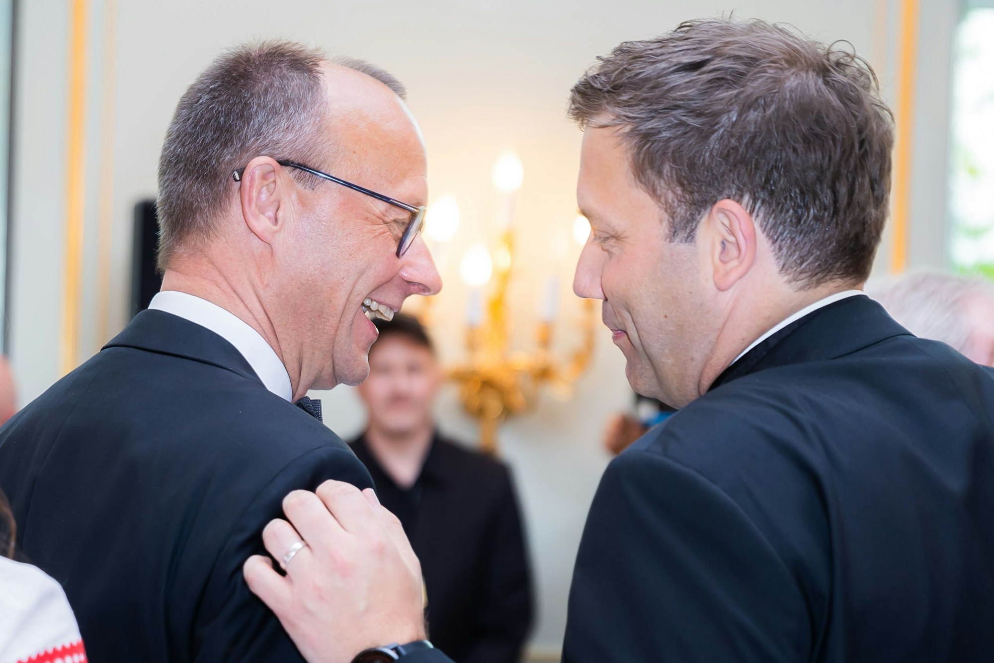 Friedrich Merz (l), CDU-Bundesvorsitzender, und Lars Klingbeil, SPD-Bundesvorsitzender, unterhalten sich.