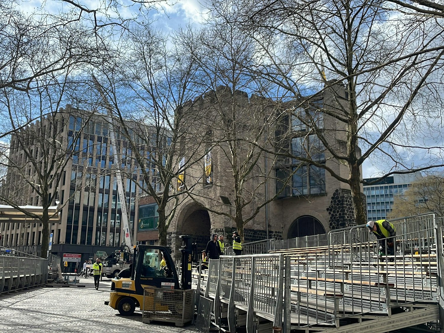 Am Rudolfplatz laufen auch an Weiberfastnacht die Vorbereitungen für Rosenmontag.