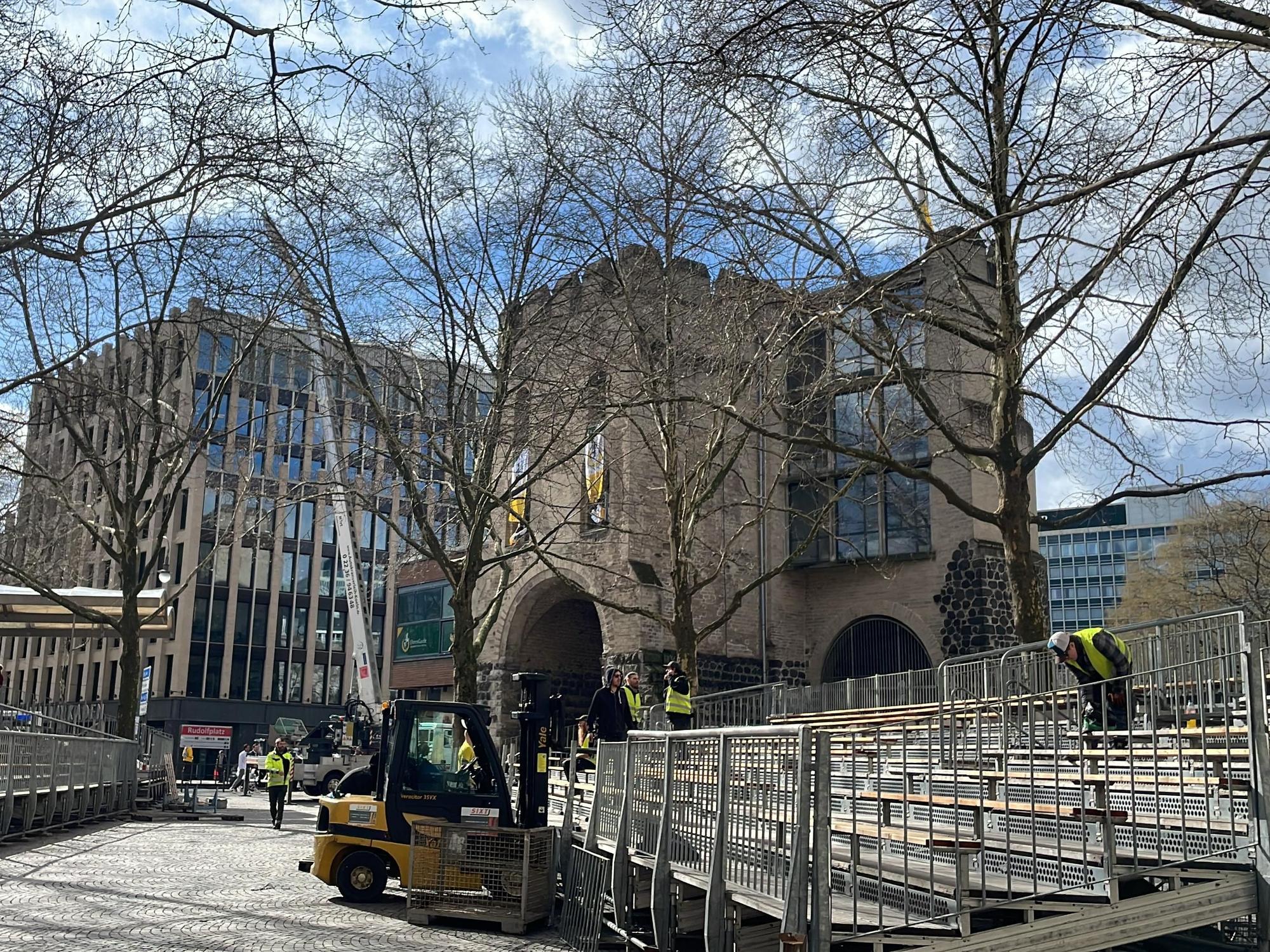 Am Rudolfplatz laufen auch an Weiberfastnacht die Vorbereitungen für Rosenmontag.