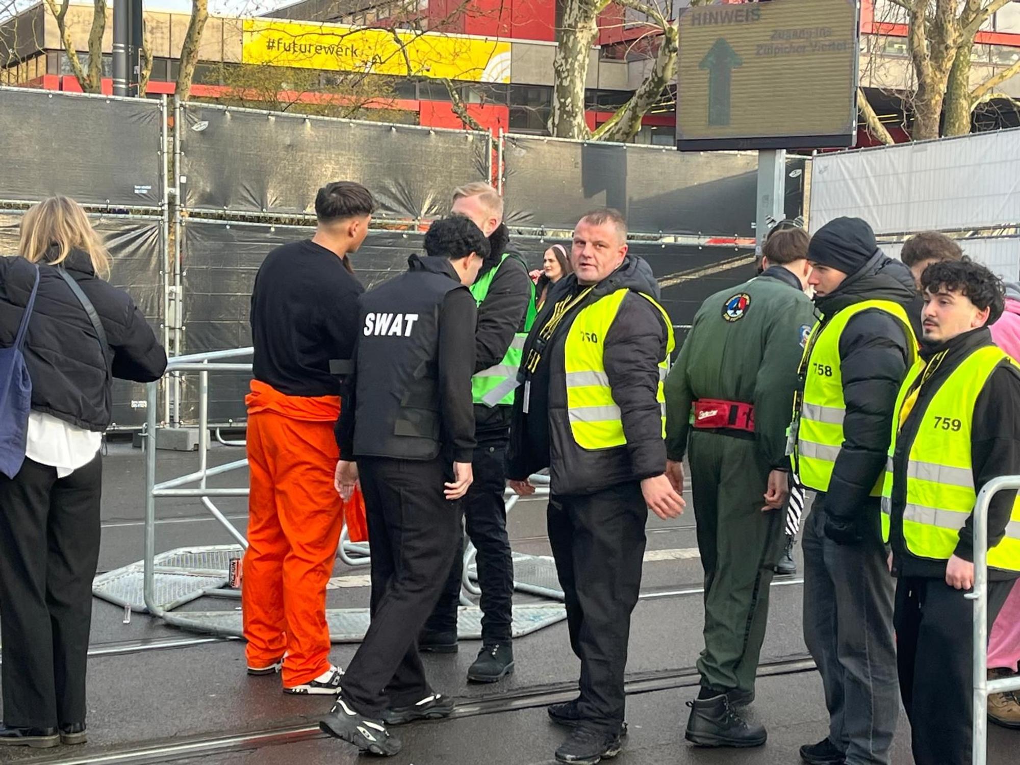 Am Zugang zur Zülpicher Straße wird an Weiberfastnacht kontrolliert.