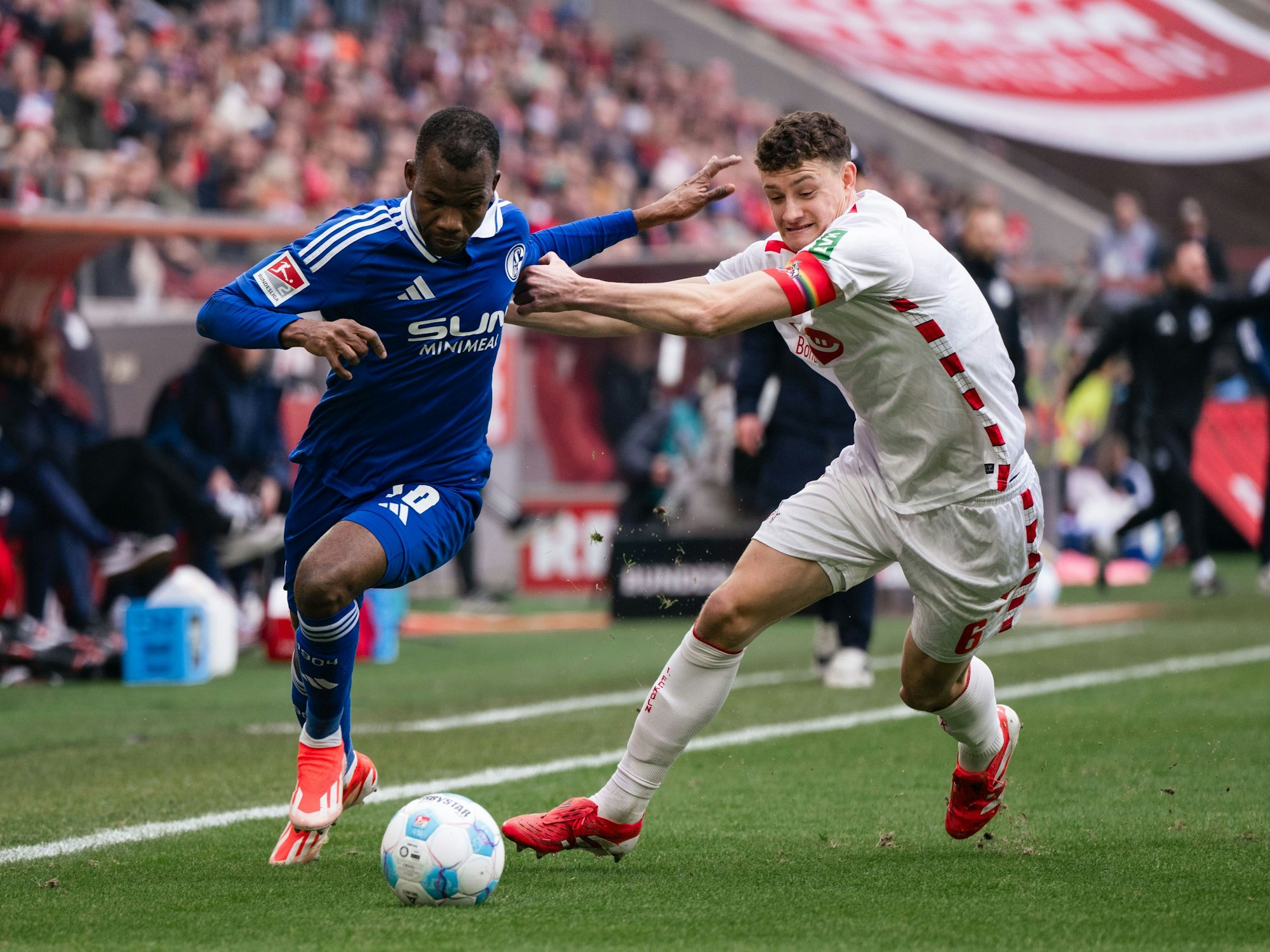 Schalkes Pape Meissa Ba und Kölns Eric Martel kämpfen um den Ball.