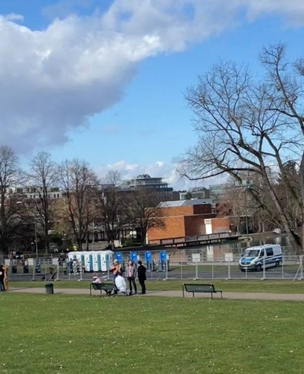 Security, Absperrungen und Dixi-Klos am Aachener Weiher in Köln, aber wenig los.