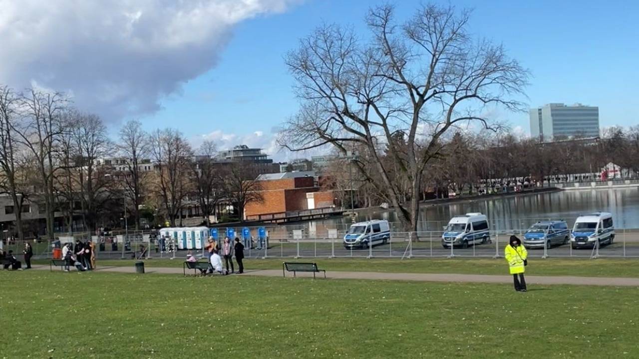 Security, Absperrungen und Dixi-Klos am Aachener Weiher in Köln, aber wenig los.