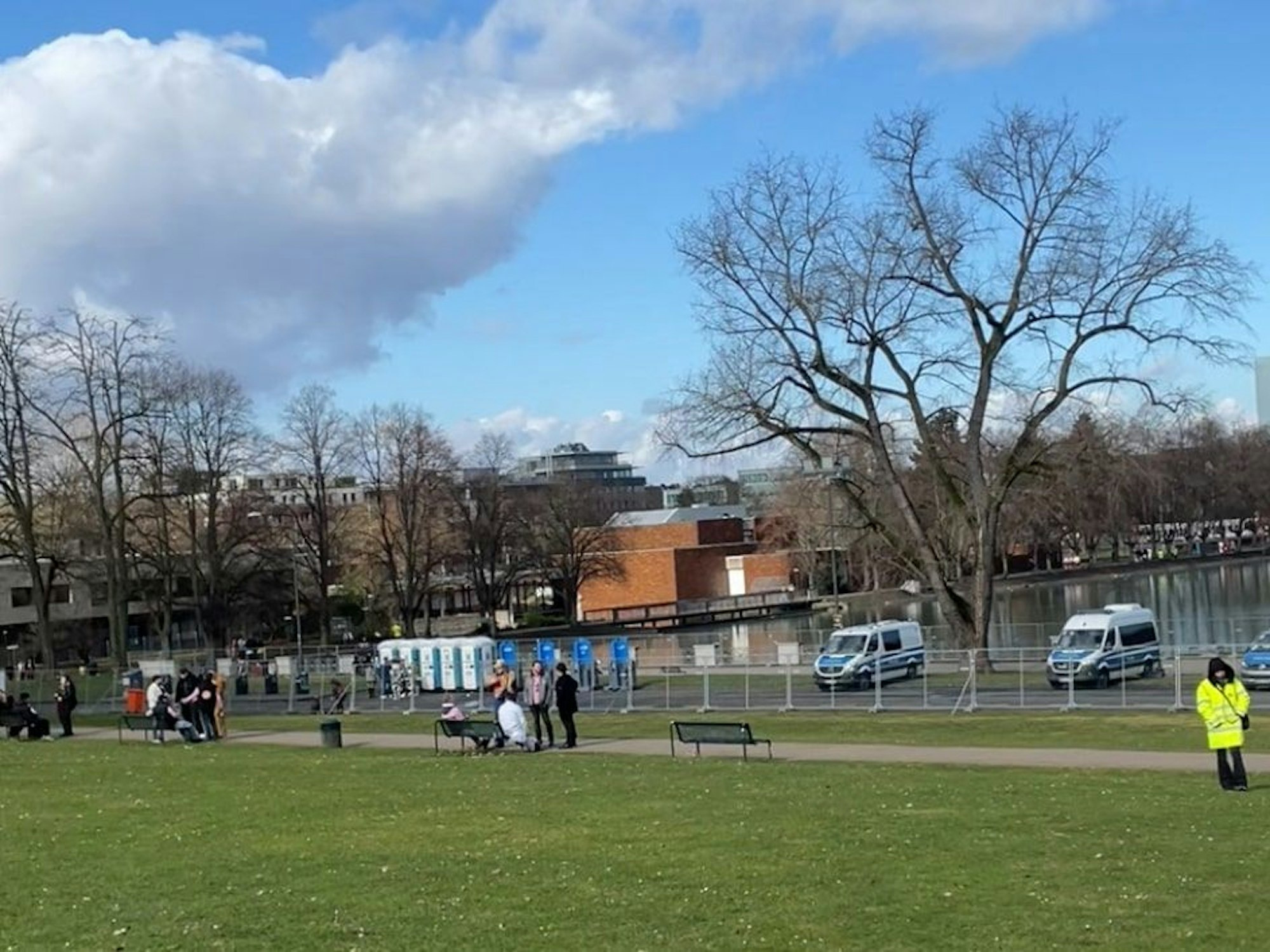 Security, Absperrungen und Dixi-Klos am Aachener Weiher in Köln, aber wenig los.