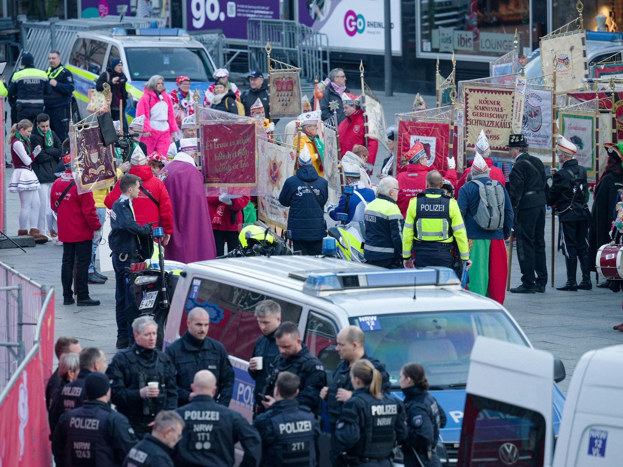 Einsatzkräfte der Polizei beobachten das Treiben der Feiernden vor dem Kölner Hauptbahnhof.