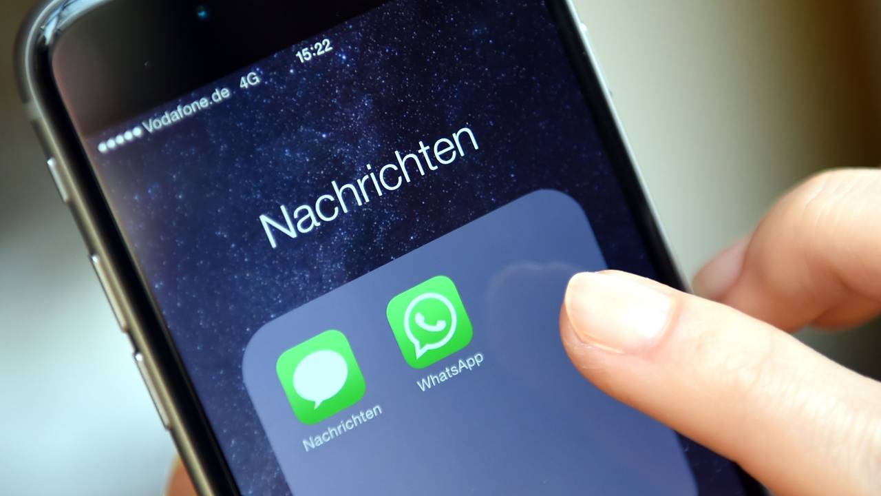 Auf dem Display eines iphone werden die Symbole der Apps „WhatsApp“ angezeigt.
