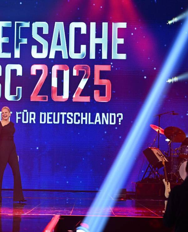 Dritte Live-Vorentscheid-Show zum deutschen ESC-Beitrag: «Chefsache ESC 2025 - Wer singt für Deutschland?»: Barbara Schöneberger steht auf der Bühne.