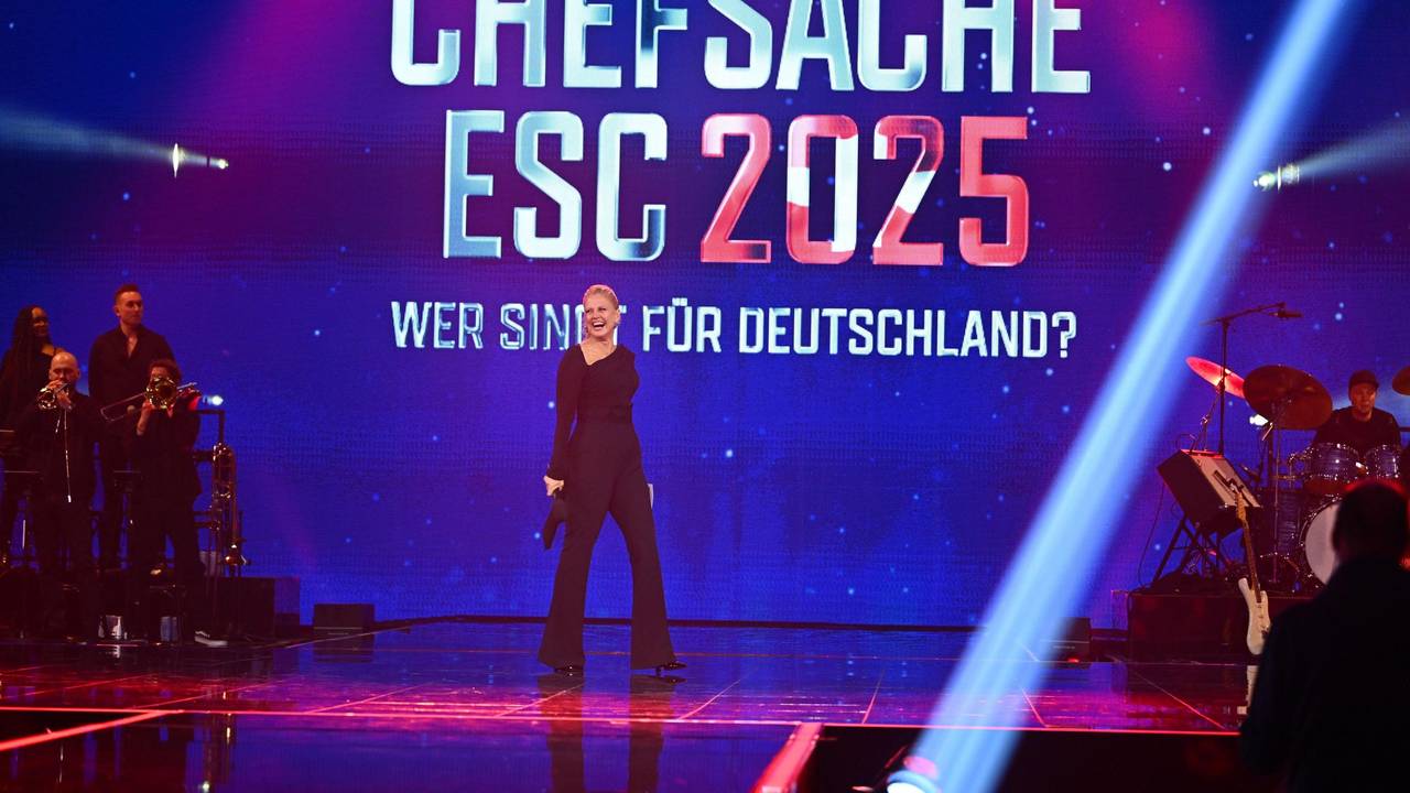 Dritte Live-Vorentscheid-Show zum deutschen ESC-Beitrag: «Chefsache ESC 2025 - Wer singt für Deutschland?»: Barbara Schöneberger steht auf der Bühne.