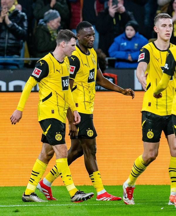 Pascal Groß, Serhou Guirassy, Nico Schlotterbeck, Maximilian Beier, Giovanni Reyna und Karim Adeyemi klatschen sich ab.