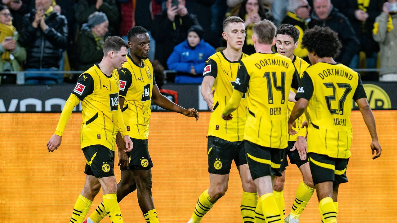 Pascal Groß, Serhou Guirassy, Nico Schlotterbeck, Maximilian Beier, Giovanni Reyna und Karim Adeyemi klatschen sich ab.