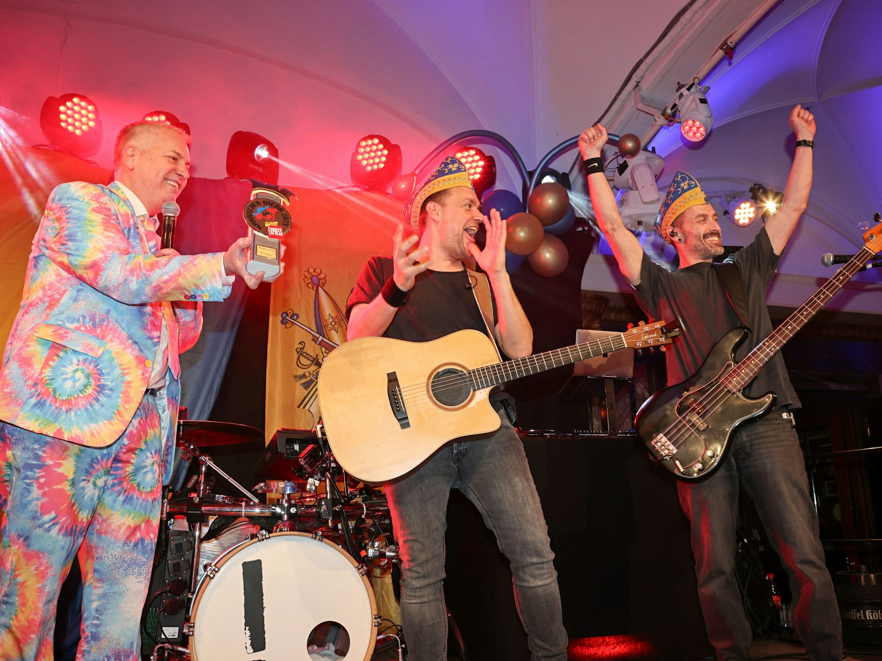 Marcel Schwamborn überreicht den Närrischen Oscar an Fiasko.