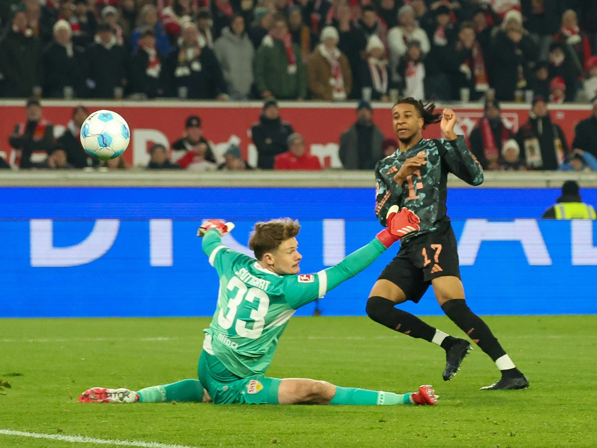 Michael Olise überwindet Stuttgarts Keeper Alexander Nübel zum 1:1-Ausgleich.