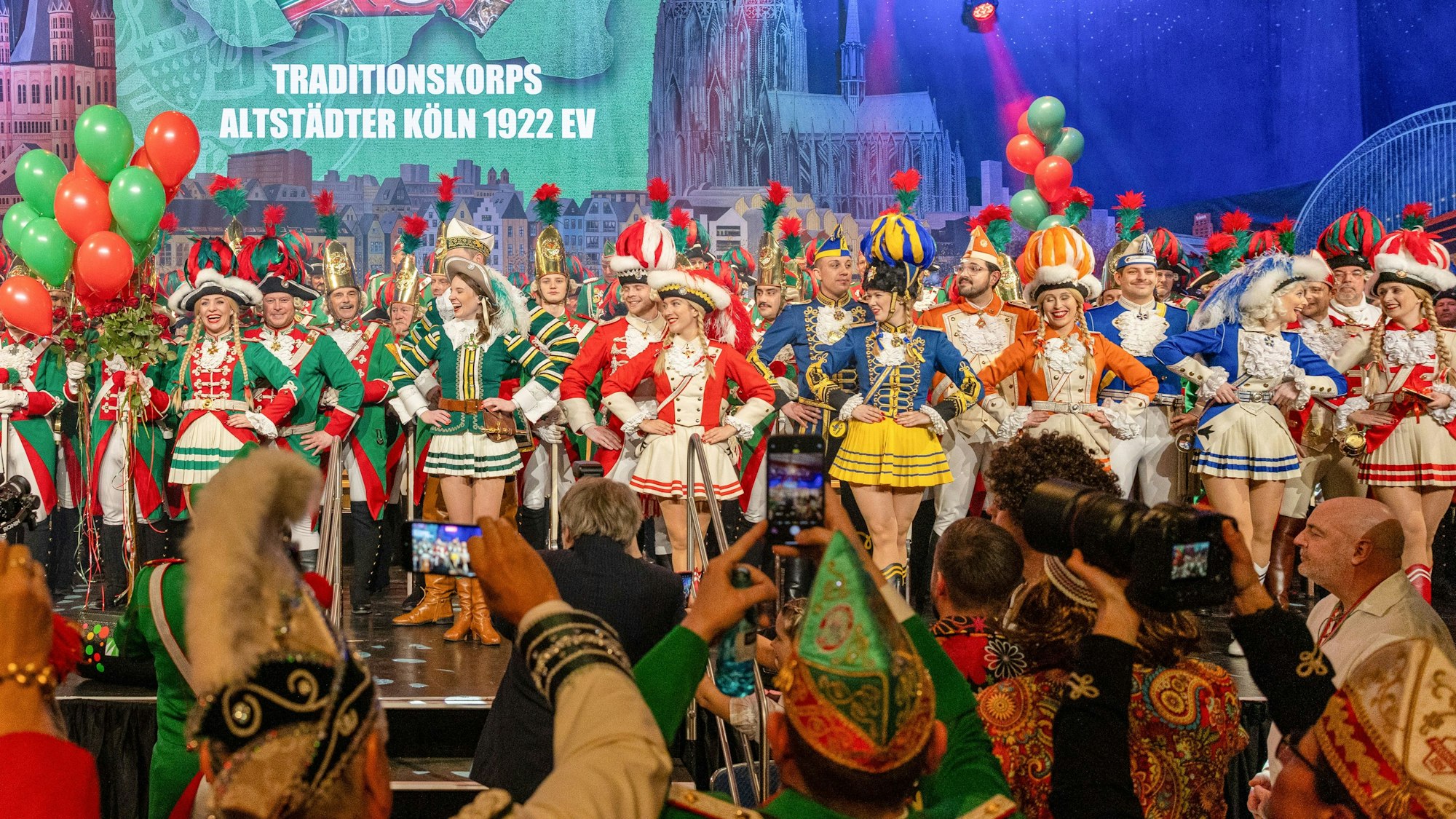 Tanzpaare auf der Gürzenich-Bühne.