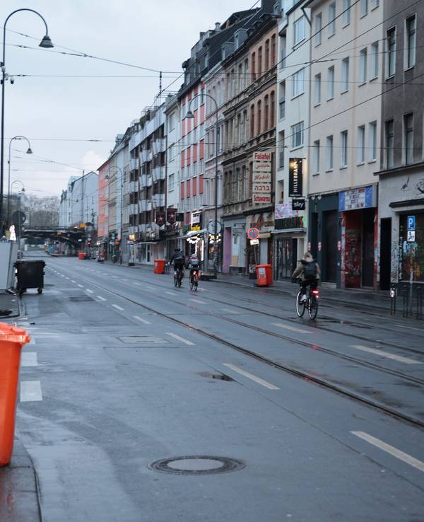 Die fast menschenleere Zülpicher Straße in Köln am Morgen nach Weiberfastnacht.