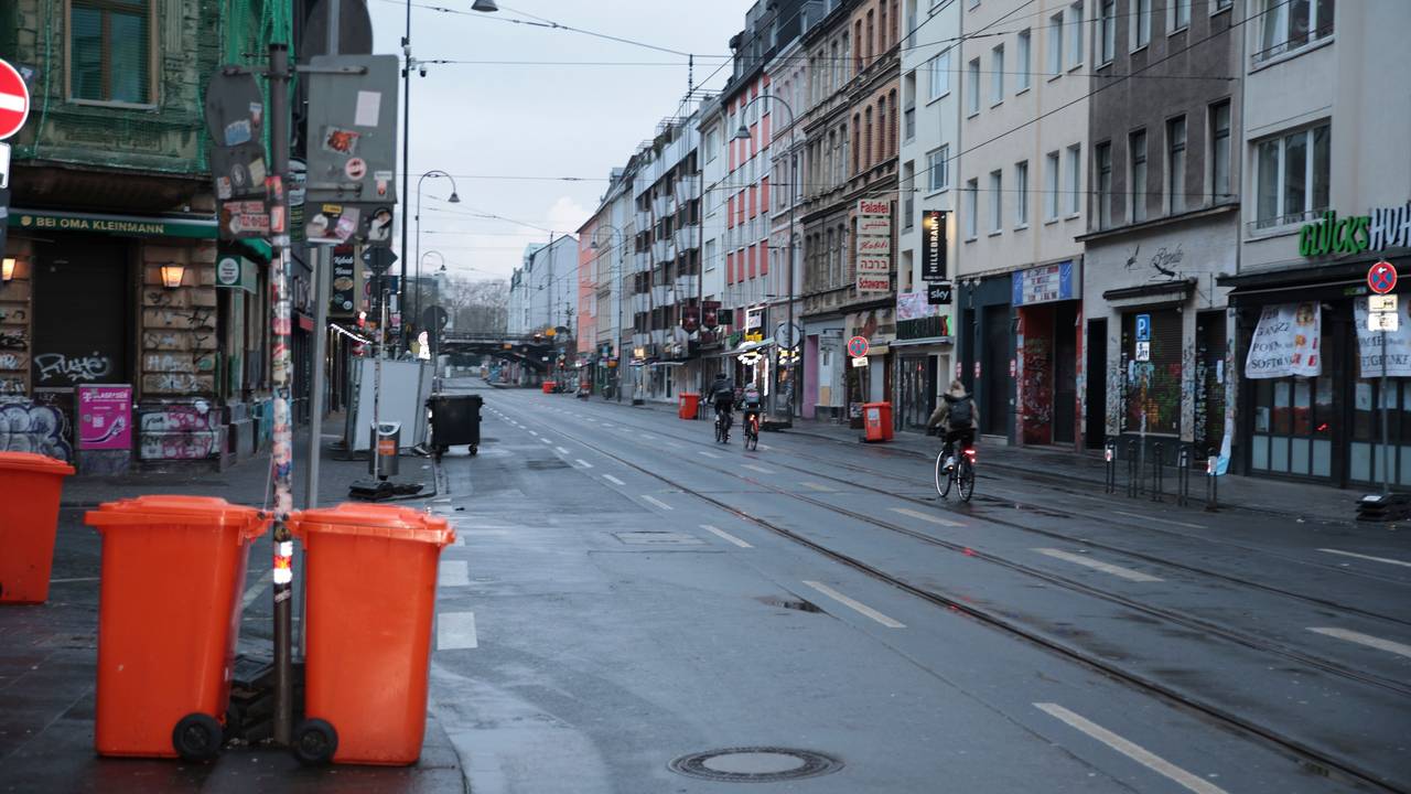 Die fast menschenleere Zülpicher Straße in Köln am Morgen nach Weiberfastnacht.