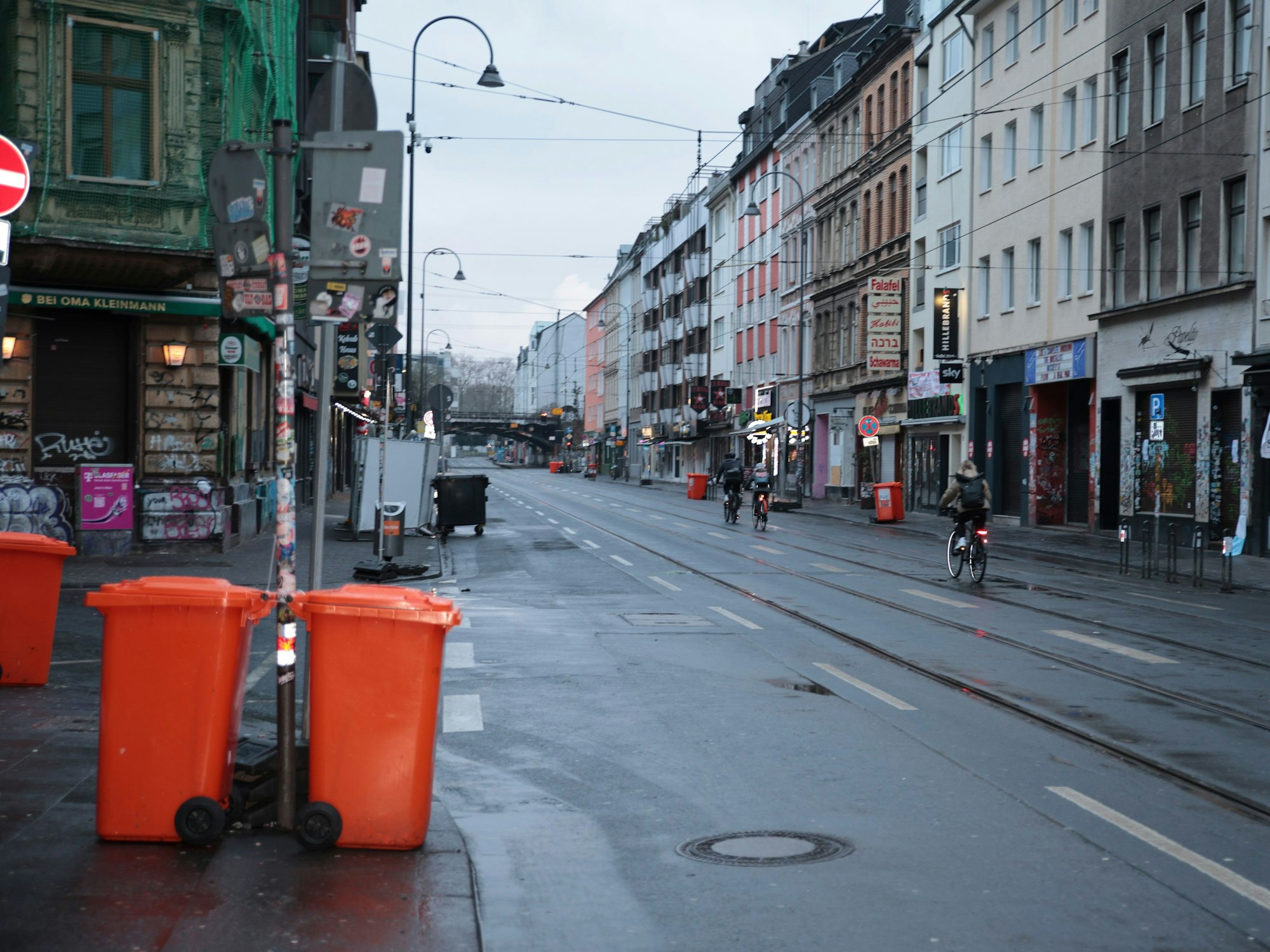 Die fast menschenleere Zülpicher Straße in Köln am Morgen nach Weiberfastnacht.