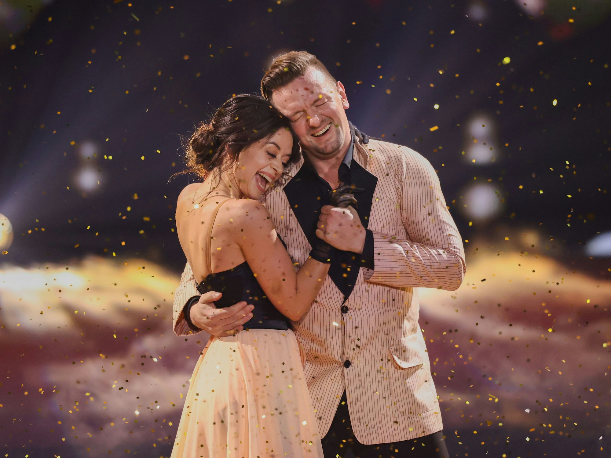 Ben Zucker, Sänger, und Malika Dzumaev, Profitänzerin, tanzen in der RTL-Tanzshow «Let's Dance» im Coloneum.