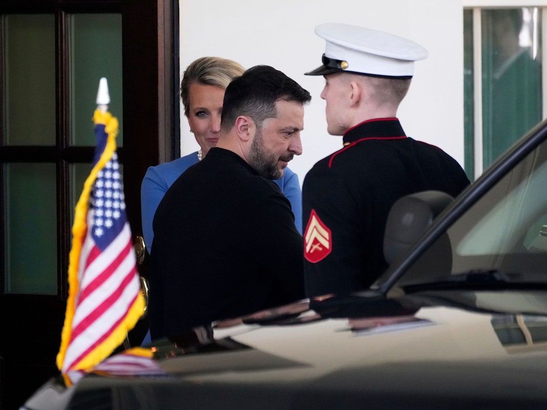 Der ukrainische Präsident Wolodymyr Selenskyj (M) verlässt am 28. Februar 2025 das Weiße Haus.