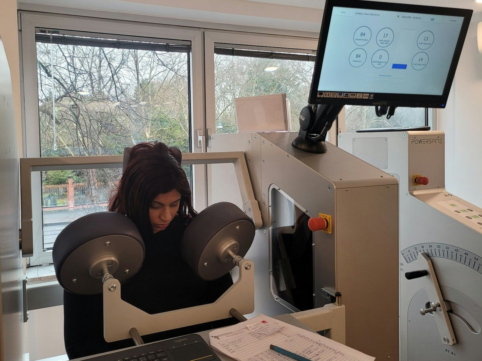 Powerspine-Training in der Privatpraxis Orthopädie Lindenthal
Nackenmuskulatur-Maschine, EXPRESS-Redakteurin Marie Schäfers beim Training für die Tiefenmuskulatur der Halswirbelsäule.